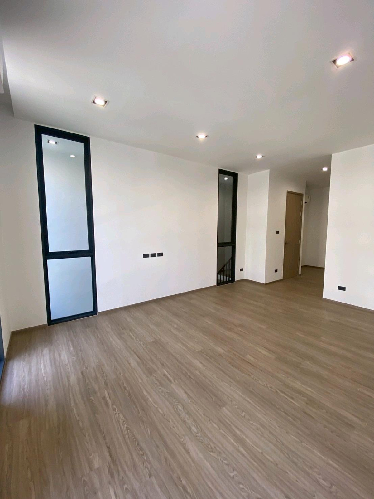 ให้เช่าทาวน์โฮมลาดพร้าว101 แฮปปี้แลนด์ : ทาวน์โฮม 3.5 ชั้น THER Ladprao 93 เปิดใหม่ไม่เคยเข้าอยู่ 3 นอน 4 น้ำ จอดรถ 2 คัน พื้นที่ 223 ตร.ม. โครงการ Private Luxury พร้อมรถรับ–ส่ง 24 ชม. ค่าเช่า 80,000 บ./ด. ติดต่อ ลูกเจี๊ยบ 065-536-5165