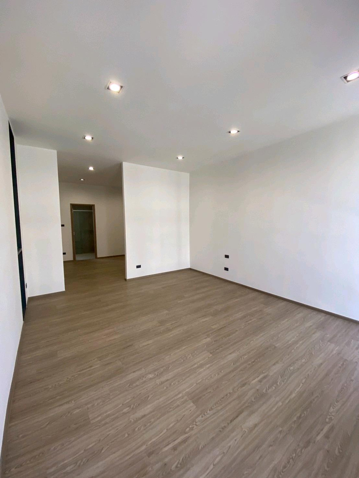 ให้เช่าทาวน์โฮมลาดพร้าว101 แฮปปี้แลนด์ : ทาวน์โฮม 3.5 ชั้น THER Ladprao 93 เปิดใหม่ไม่เคยเข้าอยู่ 3 นอน 4 น้ำ จอดรถ 2 คัน พื้นที่ 223 ตร.ม. โครงการ Private Luxury พร้อมรถรับ–ส่ง 24 ชม. ค่าเช่า 80,000 บ./ด. ติดต่อ ลูกเจี๊ยบ 065-536-5165