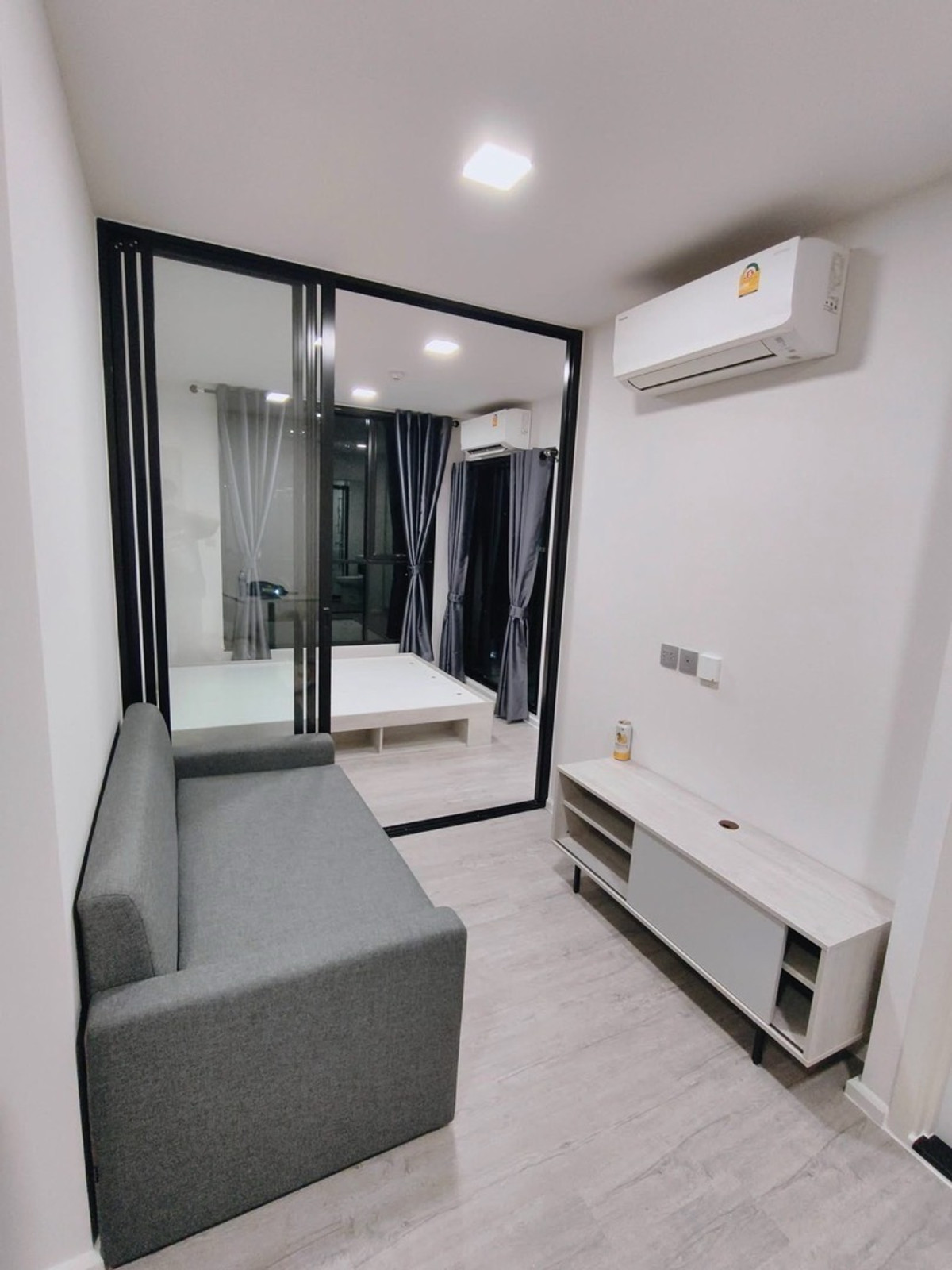 ให้เช่าคอนโดบางนา แบริ่ง ลาซาล : ห้องใหม่ไม่เคยผ่านผู้เช่า ให้เช่า คอนโด Atmoz Tropicana Bangna (แอทโมซ ทรอปิคาน่า บางนา) ขนาดห้อง : 26ตร.ม ชั้น : 6 ตึก/อาคาร : A ราคา : 10,000 บาท สถานที่ใกล้เคียง : รถไฟฟ้าสายสีเหลือง