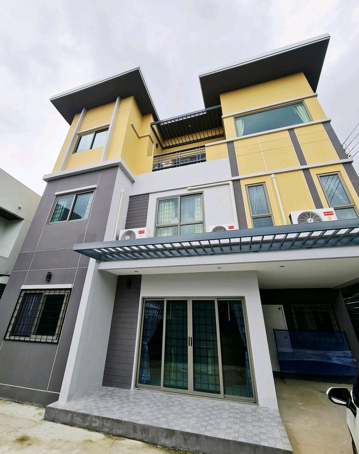 ขายบ้านลาดพร้าว เซ็นทรัลลาดพร้าว : ขายบ้านเดี่ยว ลาดพร้าวซอย 1 ✨️ | 5นอน5น้ำ 300 ตร.ม. ที่จอดรถถึง 4 คัน! ทำเลทองใจกลางเมือง ใกล้ 📍ห้าง Central Ladprao ราคาเพียง 19.9 ล้าน