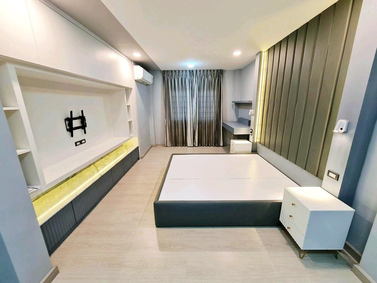 ขายบ้านลาดพร้าว เซ็นทรัลลาดพร้าว : ขายบ้านเดี่ยว ลาดพร้าวซอย 1 ✨️ | 5นอน5น้ำ 300 ตร.ม. ที่จอดรถถึง 4 คัน! ทำเลทองใจกลางเมือง ใกล้ 📍ห้าง Central Ladprao ราคาเพียง 19.9 ล้าน