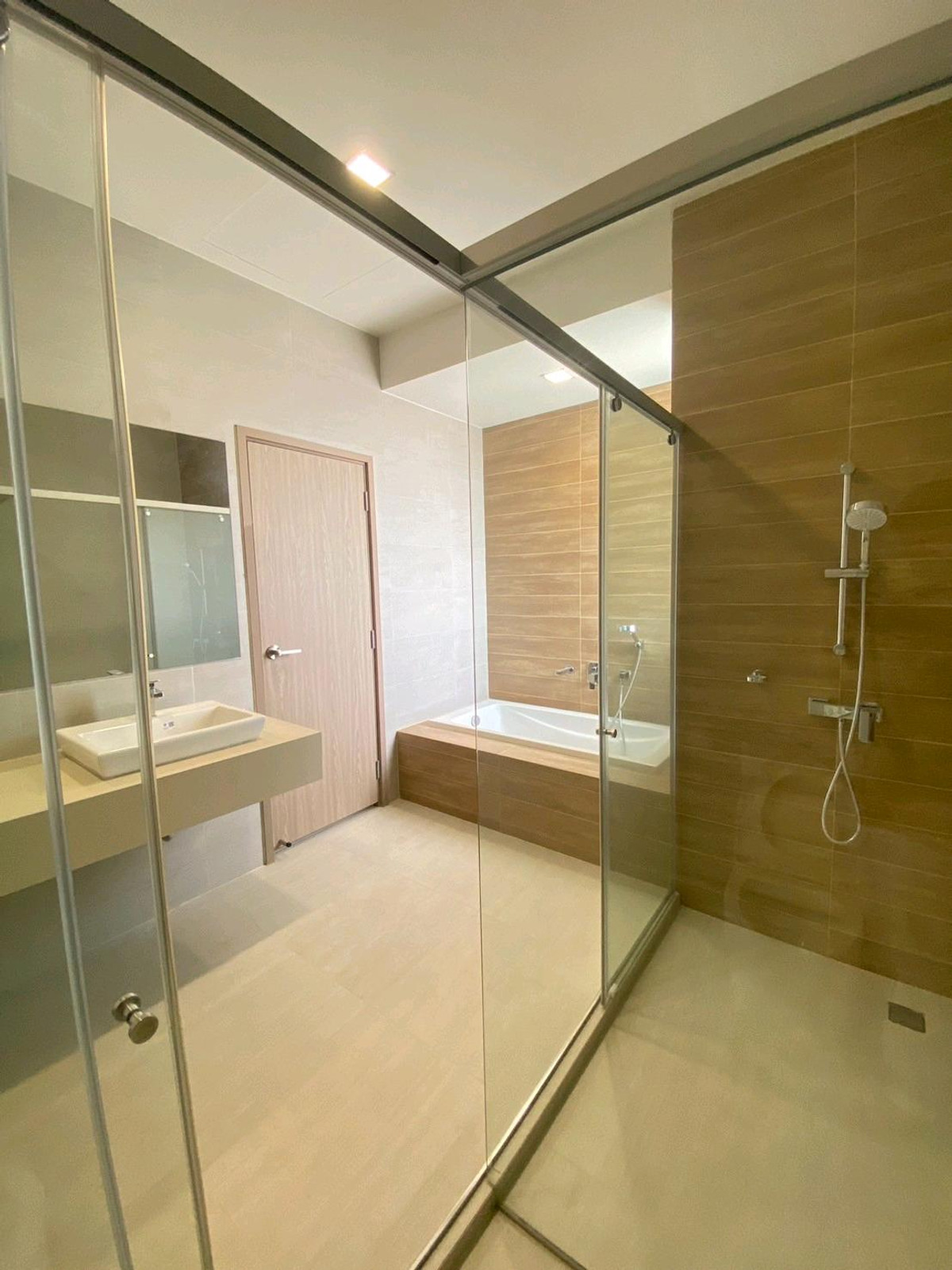 ให้เช่าทาวน์โฮมลาดพร้าว101 แฮปปี้แลนด์ : ทาวน์โฮม 3.5 ชั้น THER Ladprao 93 เปิดใหม่ไม่เคยเข้าอยู่ 3 นอน 4 น้ำ จอดรถ 2 คัน พื้นที่ 223 ตร.ม. โครงการ Private Luxury พร้อมรถรับ–ส่ง 24 ชม. ค่าเช่า 80,000 บ./ด. ติดต่อ ลูกเจี๊ยบ 065-536-5165