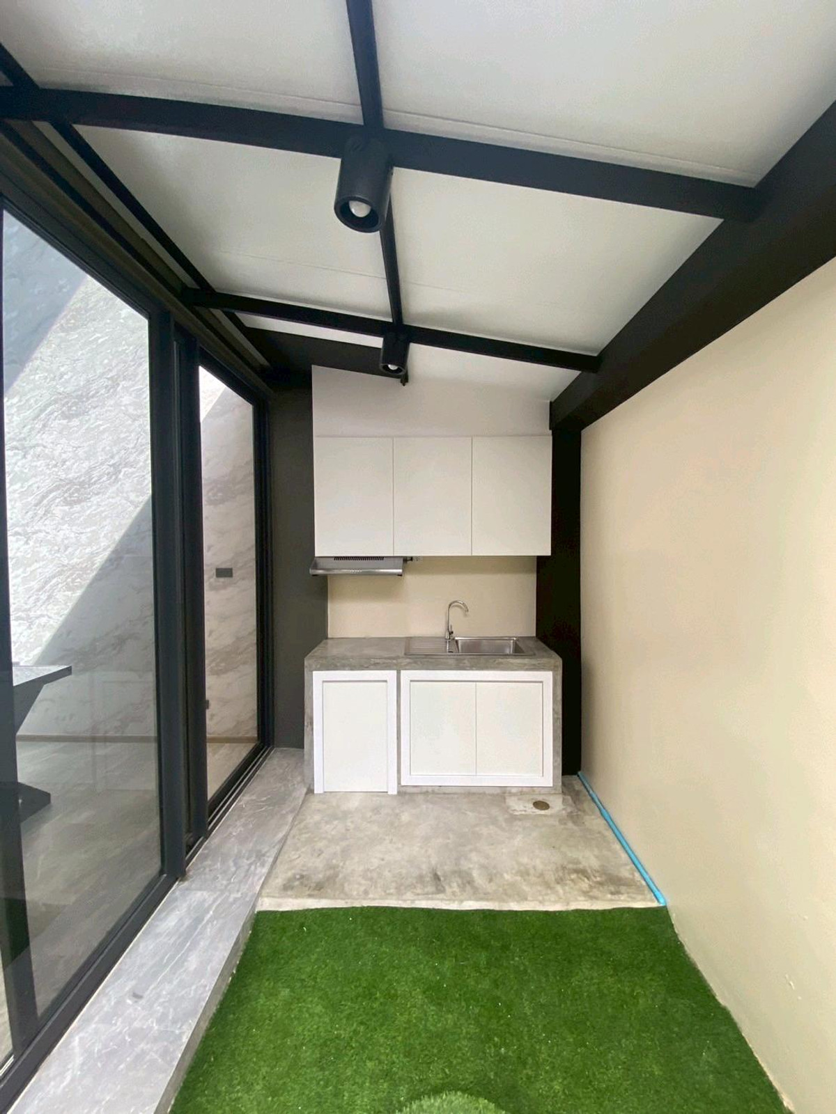 ให้เช่าทาวน์โฮมลาดพร้าว101 แฮปปี้แลนด์ : ทาวน์โฮม 3.5 ชั้น THER Ladprao 93 เปิดใหม่ไม่เคยเข้าอยู่ 3 นอน 4 น้ำ จอดรถ 2 คัน พื้นที่ 223 ตร.ม. โครงการ Private Luxury พร้อมรถรับ–ส่ง 24 ชม. ค่าเช่า 80,000 บ./ด. ติดต่อ ลูกเจี๊ยบ 065-536-5165