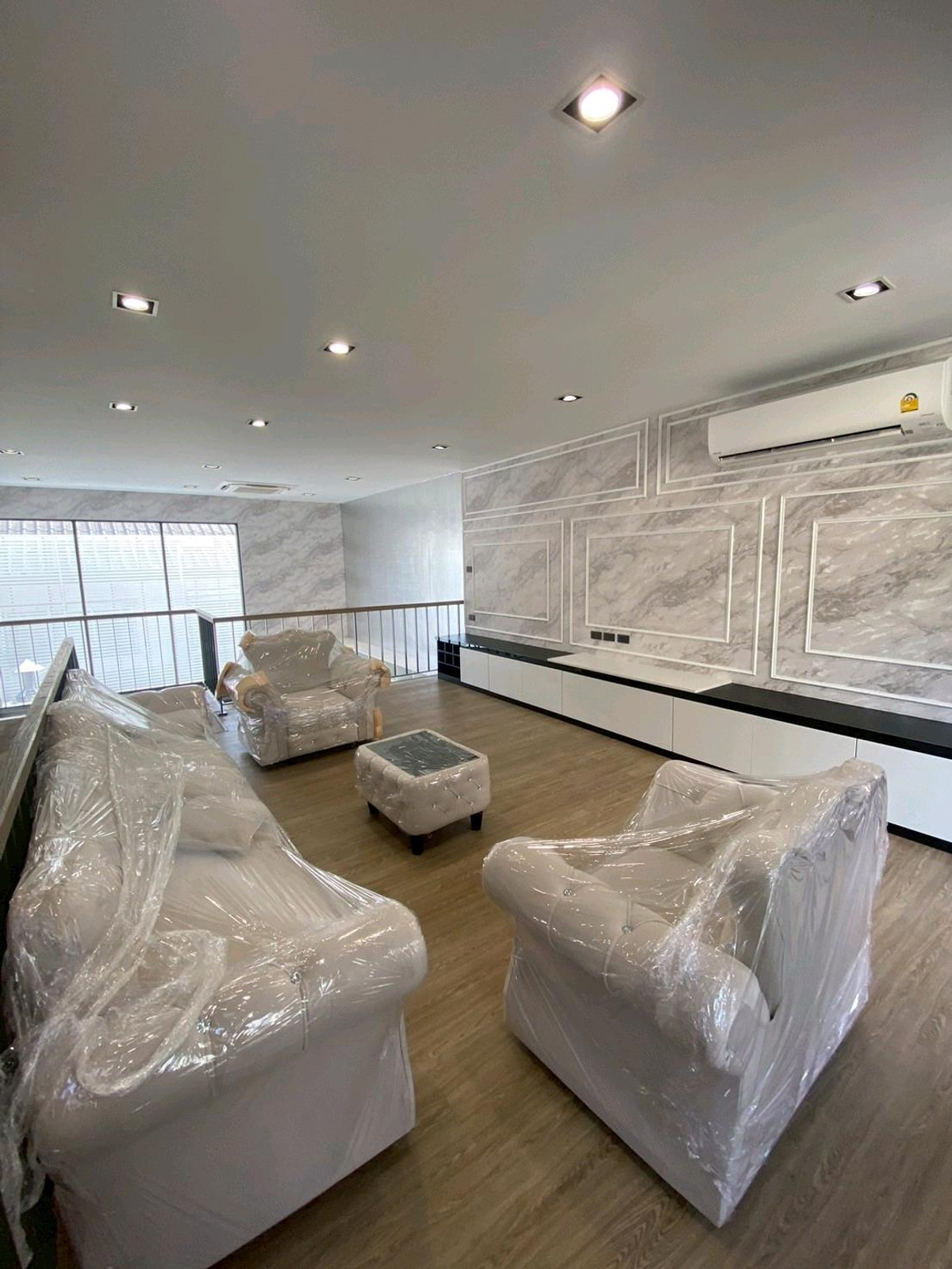 ให้เช่าทาวน์โฮมลาดพร้าว101 แฮปปี้แลนด์ : ทาวน์โฮม 3.5 ชั้น THER Ladprao 93 เปิดใหม่ไม่เคยเข้าอยู่ 3 นอน 4 น้ำ จอดรถ 2 คัน พื้นที่ 223 ตร.ม. โครงการ Private Luxury พร้อมรถรับ–ส่ง 24 ชม. ค่าเช่า 80,000 บ./ด. ติดต่อ ลูกเจี๊ยบ 065-536-5165