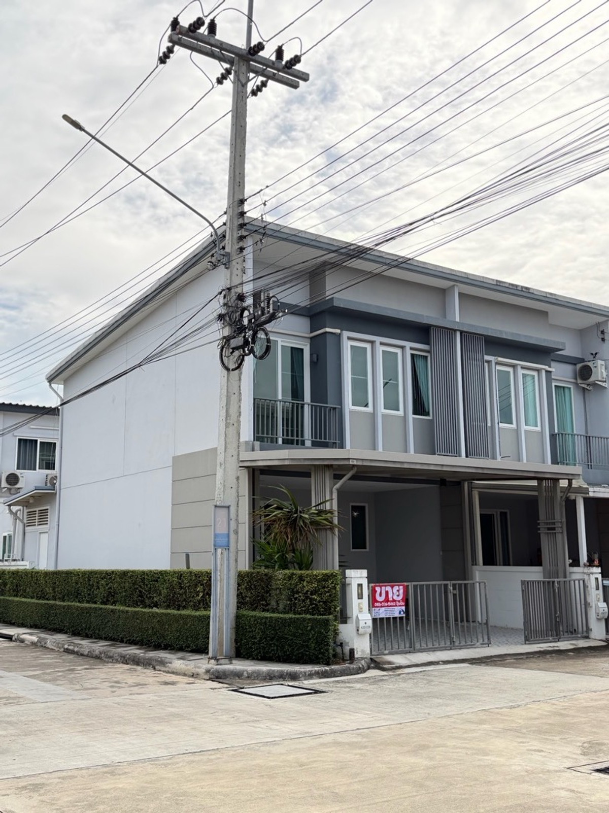 For SaleTownhomePathum Thani,Rangsit, Thammasat : 🏠Townhouse for sale on the edge of Chuan Chuen Town Rangsit-Khlong 1 , 2 floors, 4 bedrooms, near Future Park Rangsit.