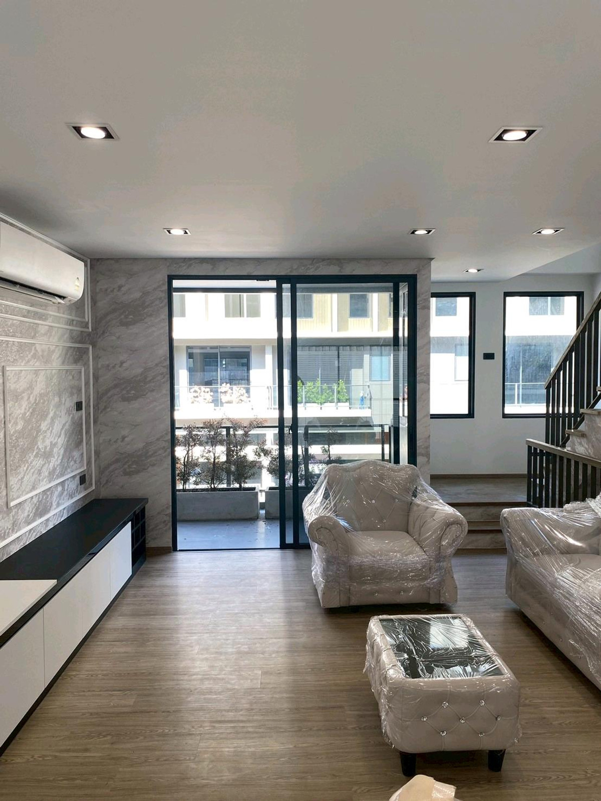 ให้เช่าทาวน์โฮมลาดพร้าว101 แฮปปี้แลนด์ : ทาวน์โฮม 3.5 ชั้น THER Ladprao 93 เปิดใหม่ไม่เคยเข้าอยู่ 3 นอน 4 น้ำ จอดรถ 2 คัน พื้นที่ 223 ตร.ม. โครงการ Private Luxury พร้อมรถรับ–ส่ง 24 ชม. ค่าเช่า 80,000 บ./ด. ติดต่อ ลูกเจี๊ยบ 065-536-5165