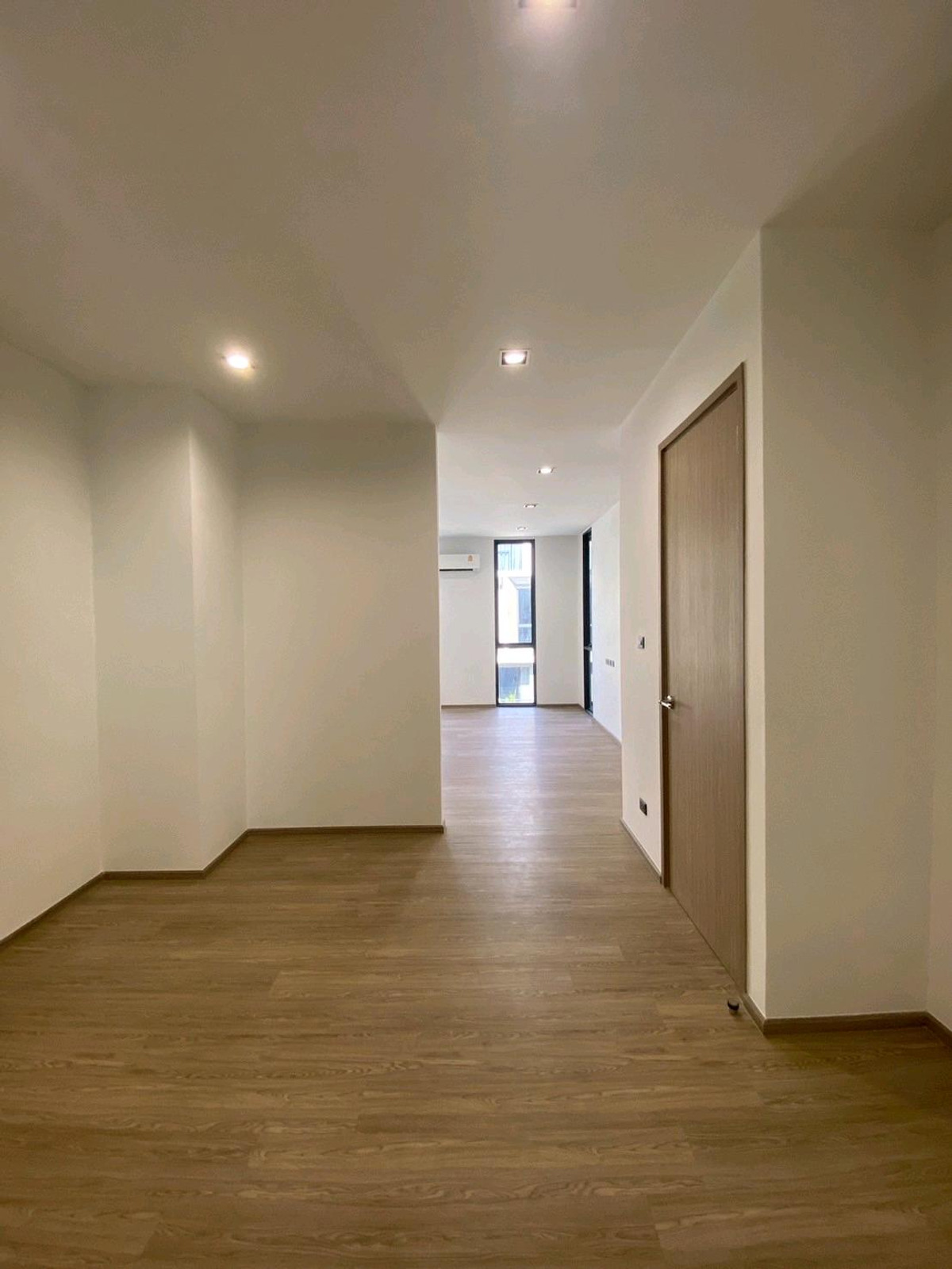 ให้เช่าทาวน์โฮมลาดพร้าว101 แฮปปี้แลนด์ : ทาวน์โฮม 3.5 ชั้น THER Ladprao 93 เปิดใหม่ไม่เคยเข้าอยู่ 3 นอน 4 น้ำ จอดรถ 2 คัน พื้นที่ 223 ตร.ม. โครงการ Private Luxury พร้อมรถรับ–ส่ง 24 ชม. ค่าเช่า 80,000 บ./ด. ติดต่อ ลูกเจี๊ยบ 065-536-5165