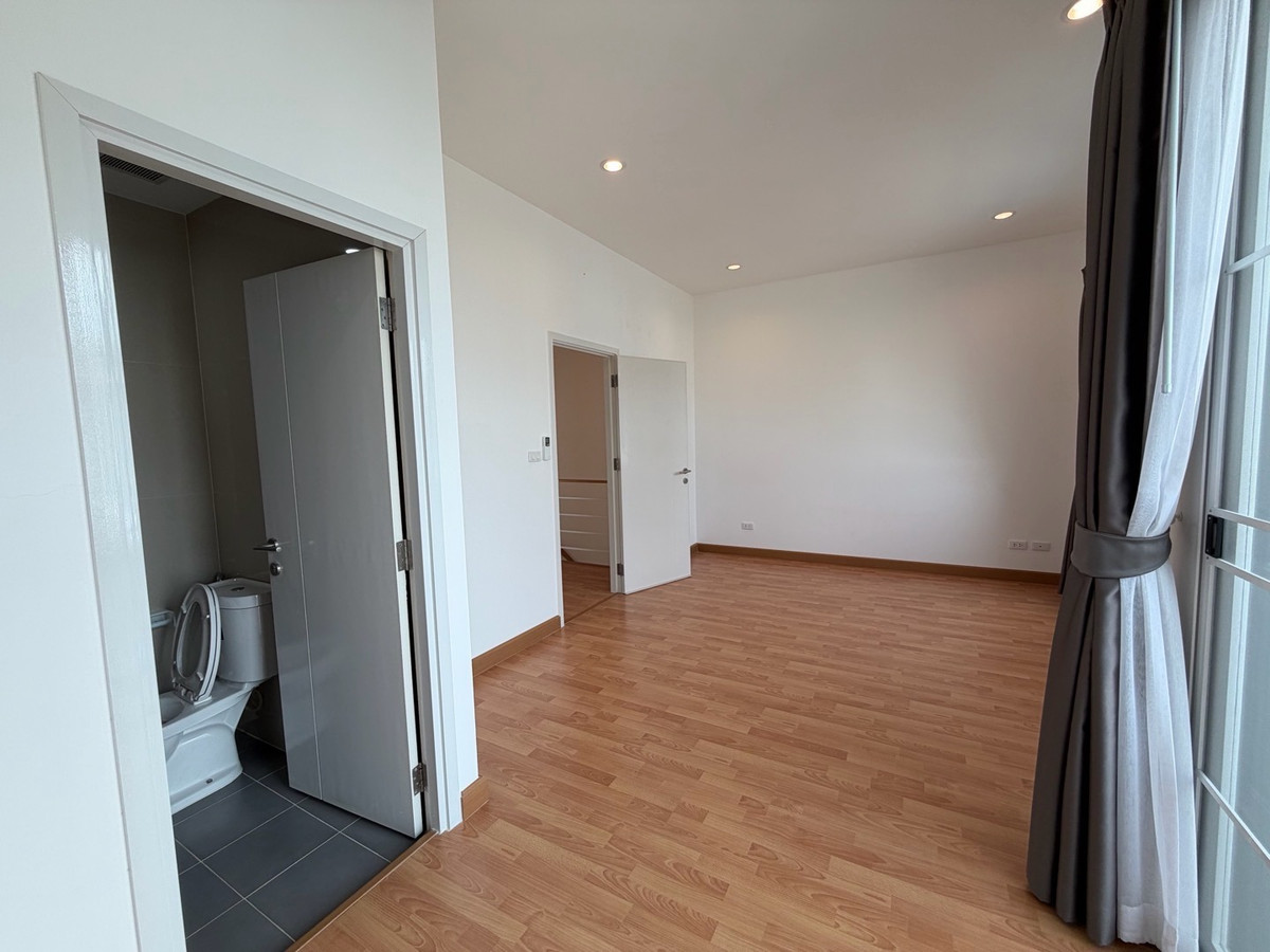 For SaleTownhomePathum Thani,Rangsit, Thammasat : 🏠Townhouse for sale on the edge of Chuan Chuen Town Rangsit-Khlong 1 , 2 floors, 4 bedrooms, near Future Park Rangsit.