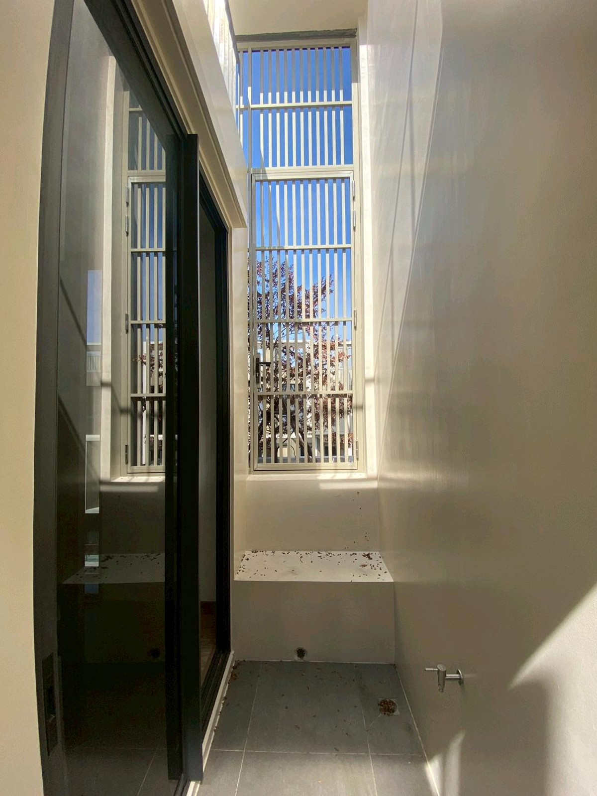 ให้เช่าทาวน์โฮมลาดพร้าว101 แฮปปี้แลนด์ : ทาวน์โฮม 3.5 ชั้น THER Ladprao 93 เปิดใหม่ไม่เคยเข้าอยู่ 3 นอน 4 น้ำ จอดรถ 2 คัน พื้นที่ 223 ตร.ม. โครงการ Private Luxury พร้อมรถรับ–ส่ง 24 ชม. ค่าเช่า 80,000 บ./ด. ติดต่อ ลูกเจี๊ยบ 065-536-5165