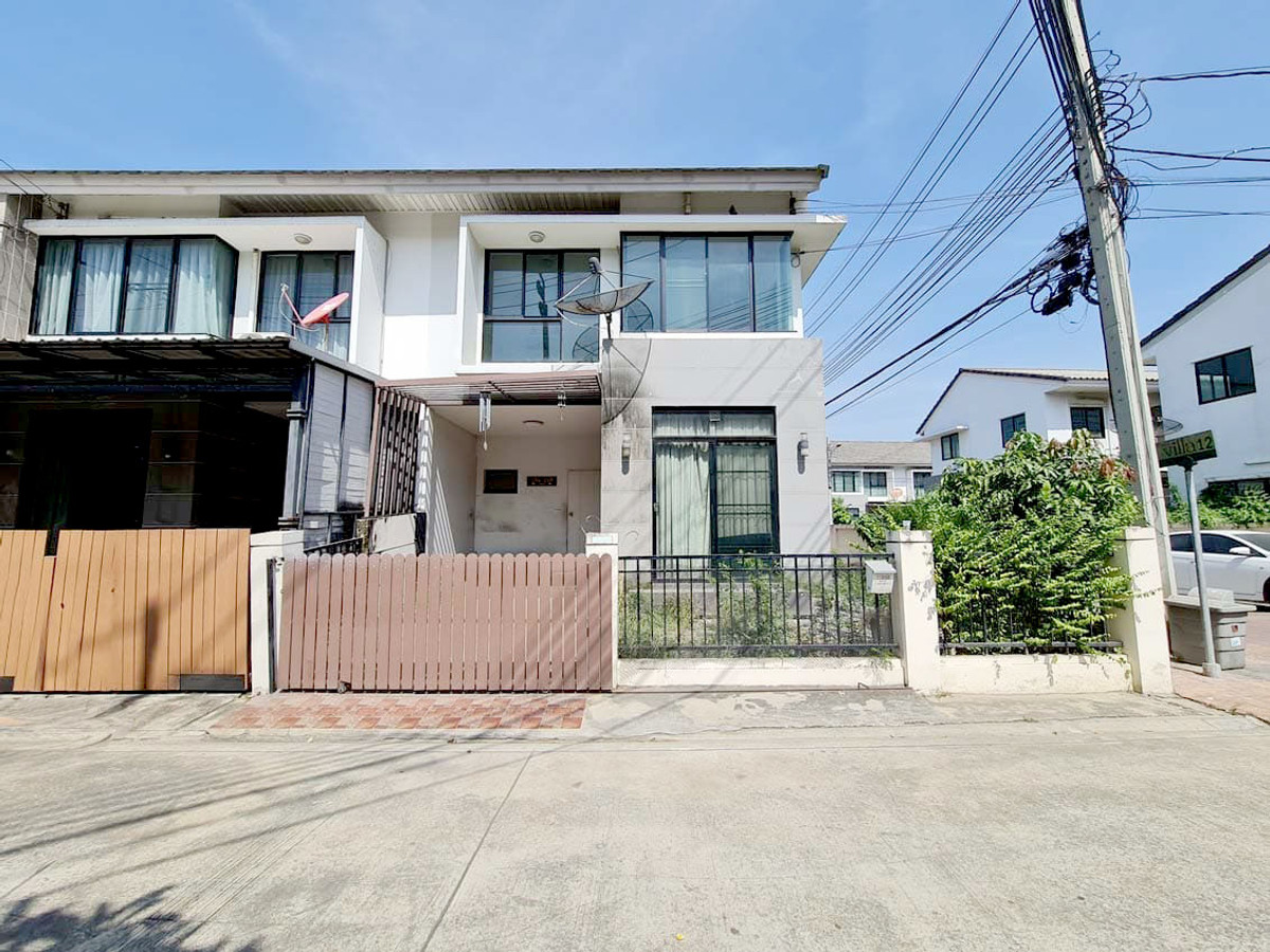 For SaleTownhomeNonthaburi, Bang Yai, Bangbuathong : T.H., behind the corner of The Villa Bang Bua Thong, project next to the main road, Kanchanaphisek, near MRT Khlong Bang Phai.