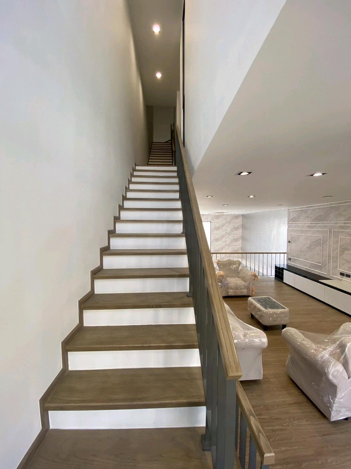 ให้เช่าทาวน์โฮมลาดพร้าว101 แฮปปี้แลนด์ : ทาวน์โฮม 3.5 ชั้น THER Ladprao 93 เปิดใหม่ไม่เคยเข้าอยู่ 3 นอน 4 น้ำ จอดรถ 2 คัน พื้นที่ 223 ตร.ม. โครงการ Private Luxury พร้อมรถรับ–ส่ง 24 ชม. ค่าเช่า 80,000 บ./ด. ติดต่อ ลูกเจี๊ยบ 065-536-5165