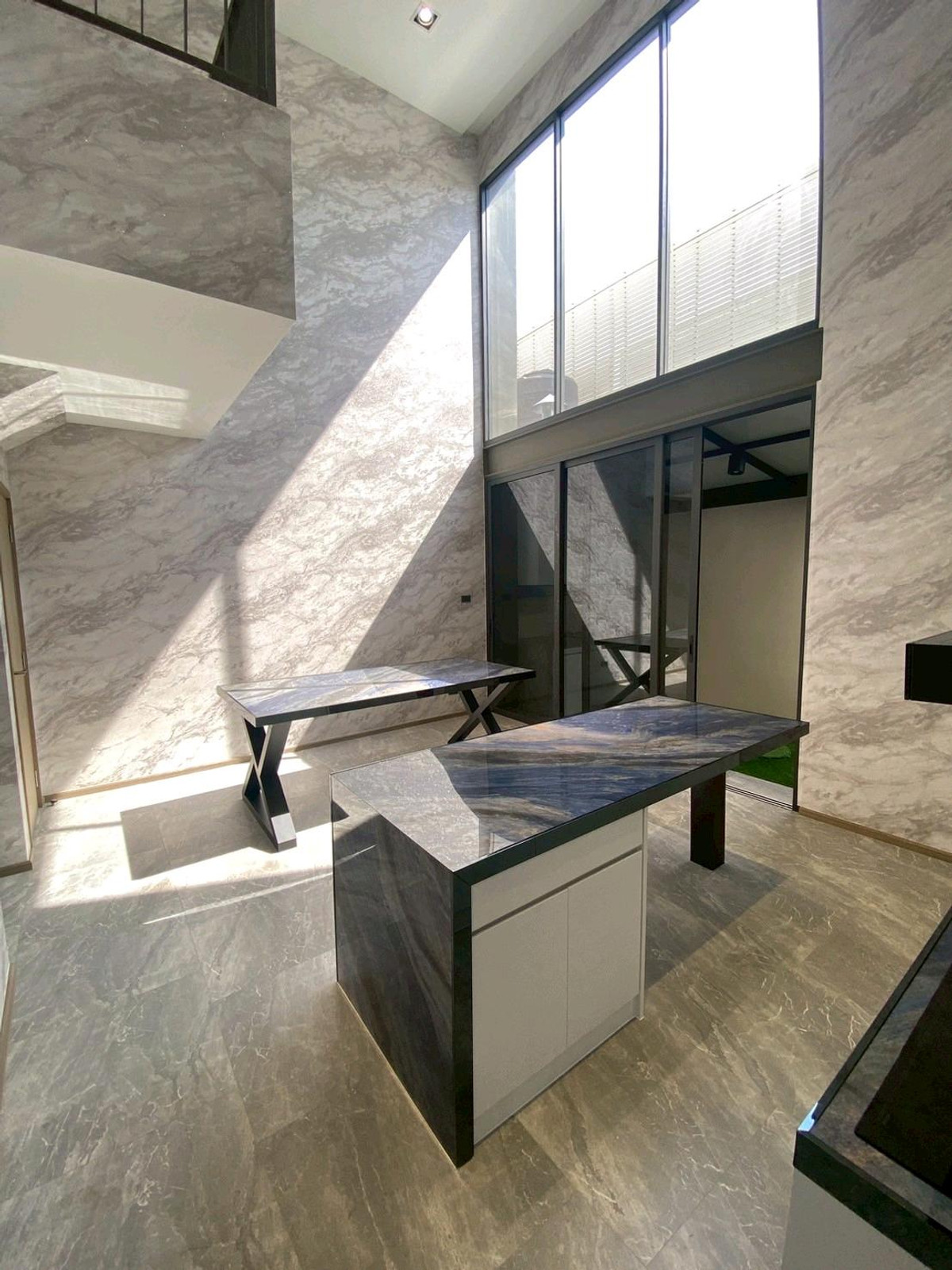 ให้เช่าทาวน์โฮมลาดพร้าว101 แฮปปี้แลนด์ : ทาวน์โฮม 3.5 ชั้น THER Ladprao 93 เปิดใหม่ไม่เคยเข้าอยู่ 3 นอน 4 น้ำ จอดรถ 2 คัน พื้นที่ 223 ตร.ม. โครงการ Private Luxury พร้อมรถรับ–ส่ง 24 ชม. ค่าเช่า 80,000 บ./ด. ติดต่อ ลูกเจี๊ยบ 065-536-5165