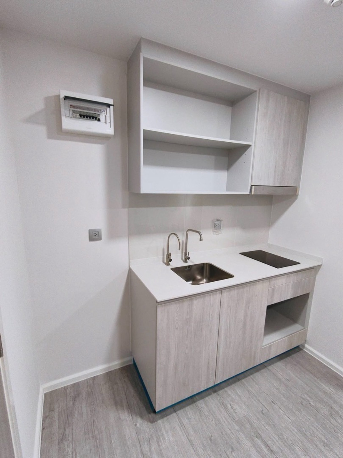 ให้เช่าคอนโดบางนา แบริ่ง ลาซาล : ห้องใหม่ไม่เคยผ่านผู้เช่า ให้เช่า คอนโด Atmoz Tropicana Bangna (แอทโมซ ทรอปิคาน่า บางนา) ขนาดห้อง : 26ตร.ม ชั้น : 6 ตึก/อาคาร : A ราคา : 10,000 บาท สถานที่ใกล้เคียง : รถไฟฟ้าสายสีเหลือง