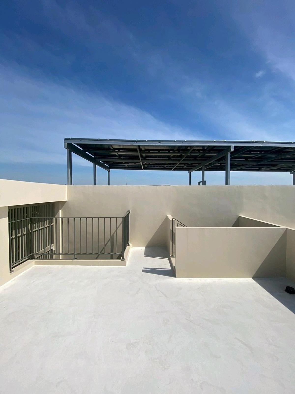 ให้เช่าทาวน์โฮมลาดพร้าว101 แฮปปี้แลนด์ : ทาวน์โฮม 3.5 ชั้น THER Ladprao 93 เปิดใหม่ไม่เคยเข้าอยู่ 3 นอน 4 น้ำ จอดรถ 2 คัน พื้นที่ 223 ตร.ม. โครงการ Private Luxury พร้อมรถรับ–ส่ง 24 ชม. ค่าเช่า 80,000 บ./ด. ติดต่อ ลูกเจี๊ยบ 065-536-5165