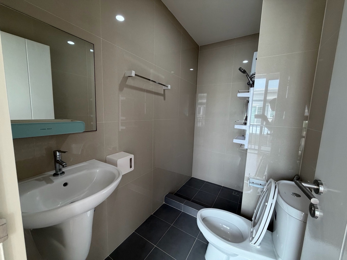 For SaleTownhomePathum Thani,Rangsit, Thammasat : 🏠Townhouse for sale on the edge of Chuan Chuen Town Rangsit-Khlong 1 , 2 floors, 4 bedrooms, near Future Park Rangsit.