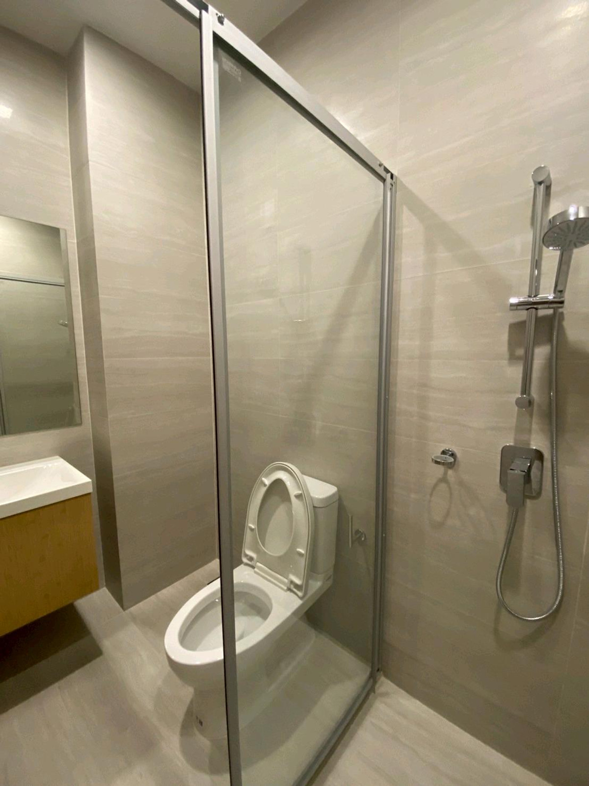 ให้เช่าทาวน์โฮมลาดพร้าว101 แฮปปี้แลนด์ : ทาวน์โฮม 3.5 ชั้น THER Ladprao 93 เปิดใหม่ไม่เคยเข้าอยู่ 3 นอน 4 น้ำ จอดรถ 2 คัน พื้นที่ 223 ตร.ม. โครงการ Private Luxury พร้อมรถรับ–ส่ง 24 ชม. ค่าเช่า 80,000 บ./ด. ติดต่อ ลูกเจี๊ยบ 065-536-5165