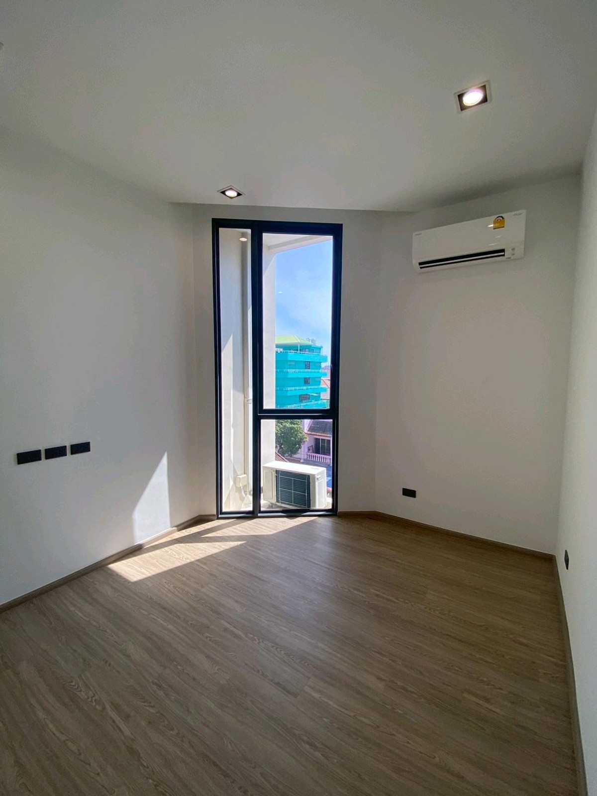 ให้เช่าทาวน์โฮมลาดพร้าว101 แฮปปี้แลนด์ : ทาวน์โฮม 3.5 ชั้น THER Ladprao 93 เปิดใหม่ไม่เคยเข้าอยู่ 3 นอน 4 น้ำ จอดรถ 2 คัน พื้นที่ 223 ตร.ม. โครงการ Private Luxury พร้อมรถรับ–ส่ง 24 ชม. ค่าเช่า 80,000 บ./ด. ติดต่อ ลูกเจี๊ยบ 065-536-5165