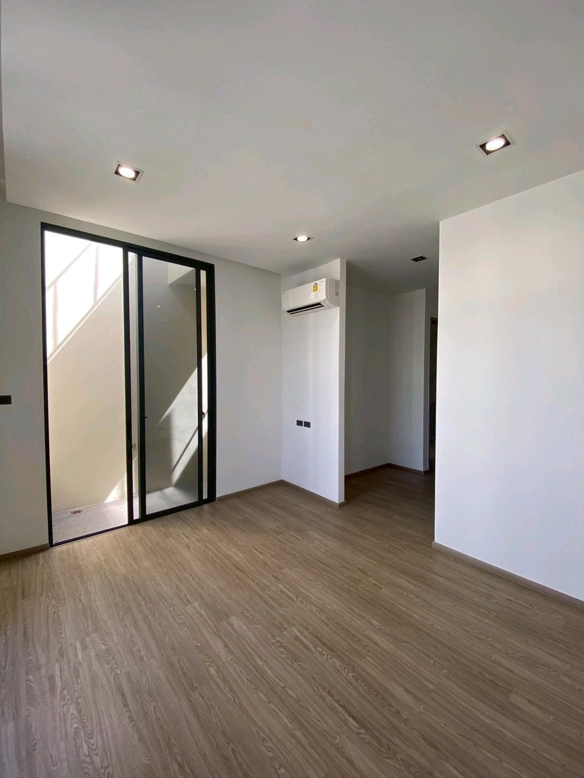 ให้เช่าทาวน์โฮมลาดพร้าว101 แฮปปี้แลนด์ : ทาวน์โฮม 3.5 ชั้น THER Ladprao 93 เปิดใหม่ไม่เคยเข้าอยู่ 3 นอน 4 น้ำ จอดรถ 2 คัน พื้นที่ 223 ตร.ม. โครงการ Private Luxury พร้อมรถรับ–ส่ง 24 ชม. ค่าเช่า 80,000 บ./ด. ติดต่อ ลูกเจี๊ยบ 065-536-5165