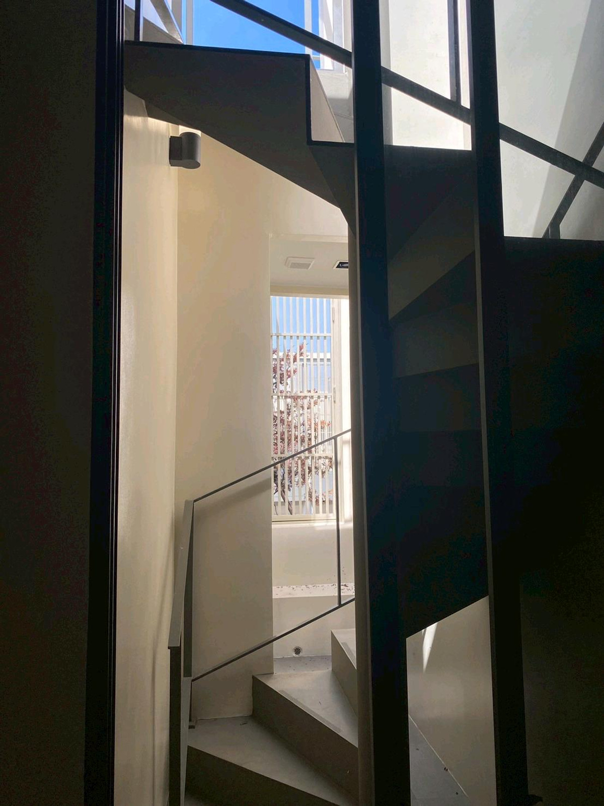 ให้เช่าทาวน์โฮมลาดพร้าว101 แฮปปี้แลนด์ : ทาวน์โฮม 3.5 ชั้น THER Ladprao 93 เปิดใหม่ไม่เคยเข้าอยู่ 3 นอน 4 น้ำ จอดรถ 2 คัน พื้นที่ 223 ตร.ม. โครงการ Private Luxury พร้อมรถรับ–ส่ง 24 ชม. ค่าเช่า 80,000 บ./ด. ติดต่อ ลูกเจี๊ยบ 065-536-5165