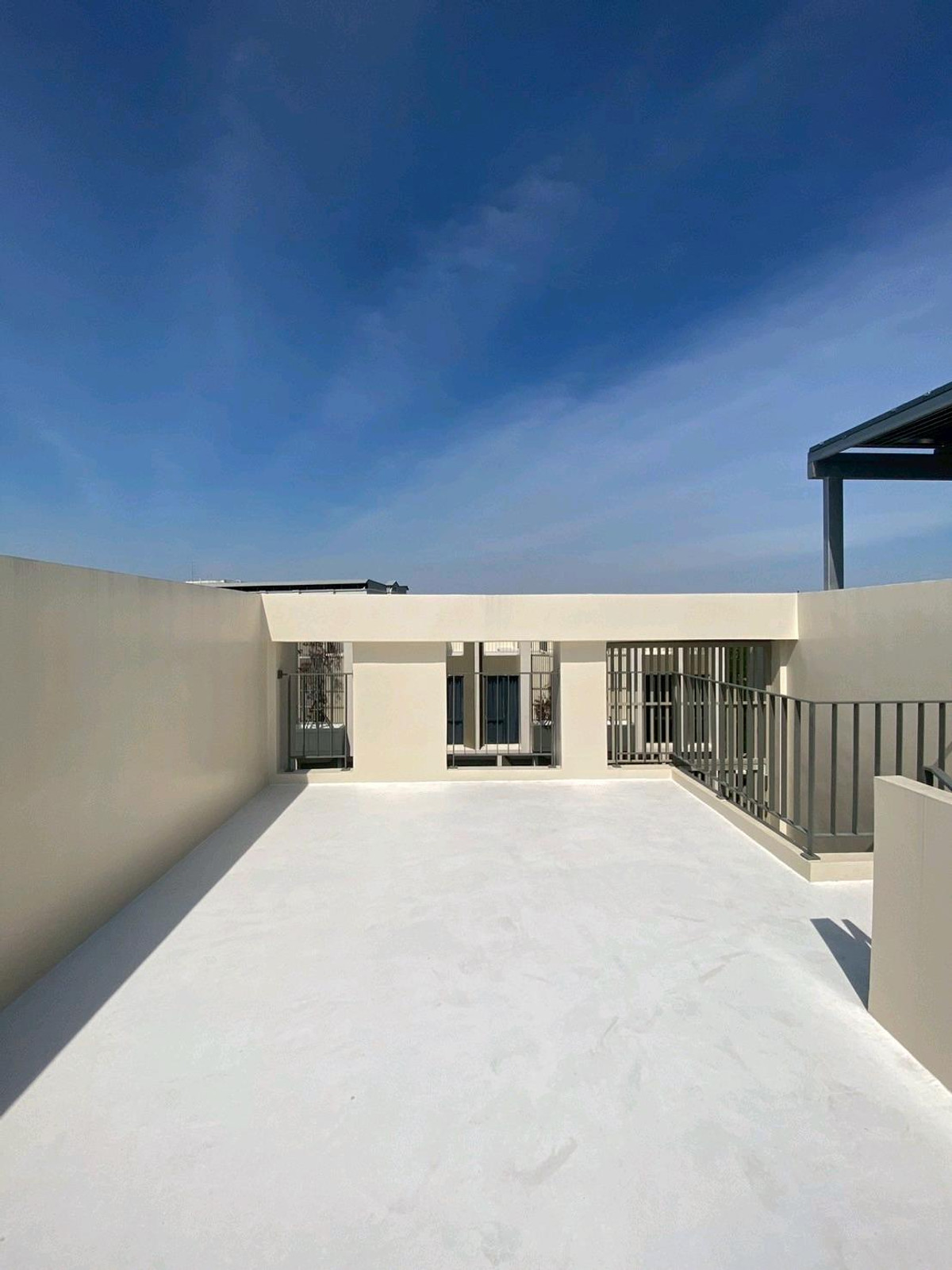 ให้เช่าทาวน์โฮมลาดพร้าว101 แฮปปี้แลนด์ : ทาวน์โฮม 3.5 ชั้น THER Ladprao 93 เปิดใหม่ไม่เคยเข้าอยู่ 3 นอน 4 น้ำ จอดรถ 2 คัน พื้นที่ 223 ตร.ม. โครงการ Private Luxury พร้อมรถรับ–ส่ง 24 ชม. ค่าเช่า 80,000 บ./ด. ติดต่อ ลูกเจี๊ยบ 065-536-5165