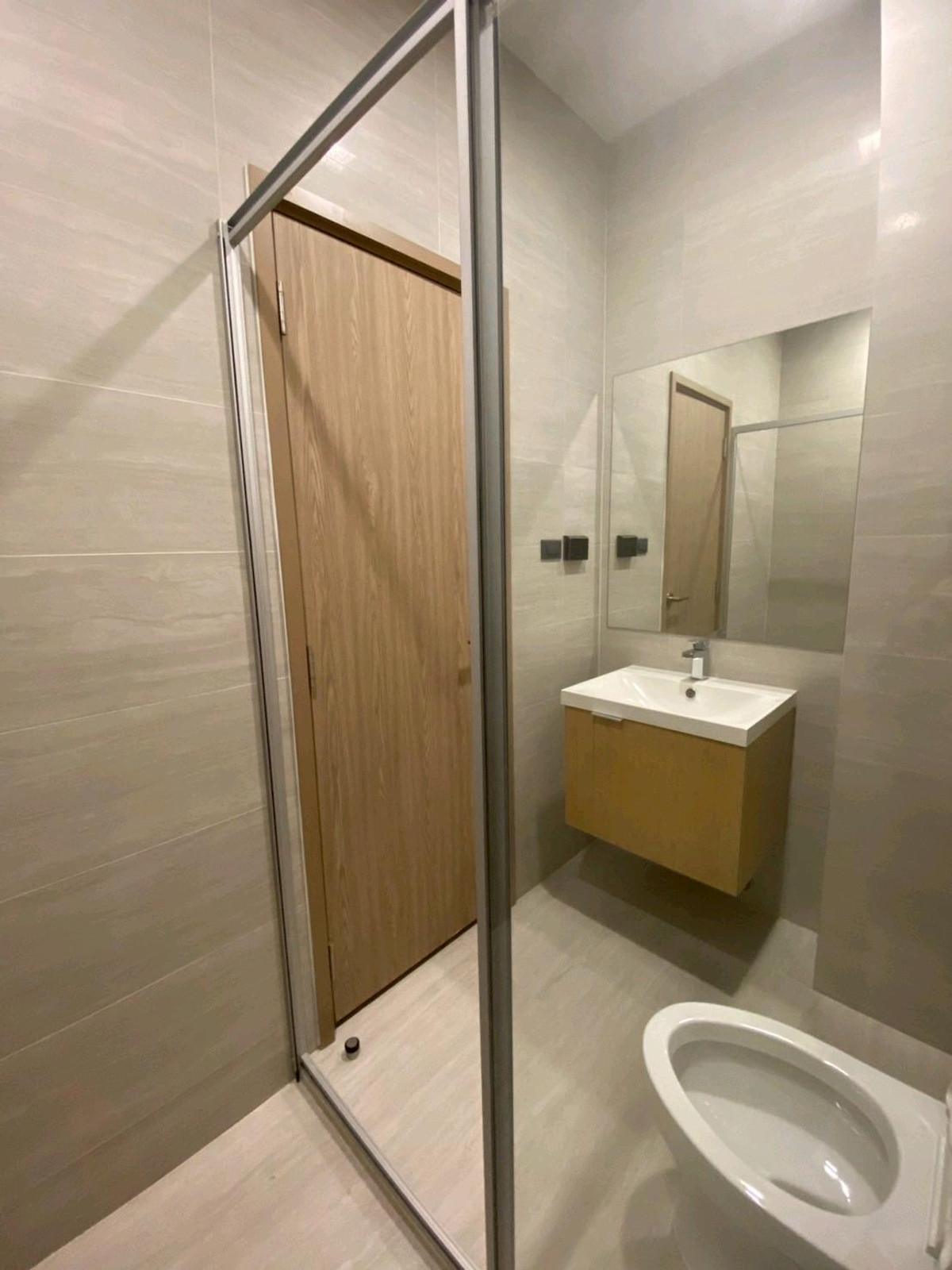 ให้เช่าทาวน์โฮมลาดพร้าว101 แฮปปี้แลนด์ : ทาวน์โฮม 3.5 ชั้น THER Ladprao 93 เปิดใหม่ไม่เคยเข้าอยู่ 3 นอน 4 น้ำ จอดรถ 2 คัน พื้นที่ 223 ตร.ม. โครงการ Private Luxury พร้อมรถรับ–ส่ง 24 ชม. ค่าเช่า 80,000 บ./ด. ติดต่อ ลูกเจี๊ยบ 065-536-5165