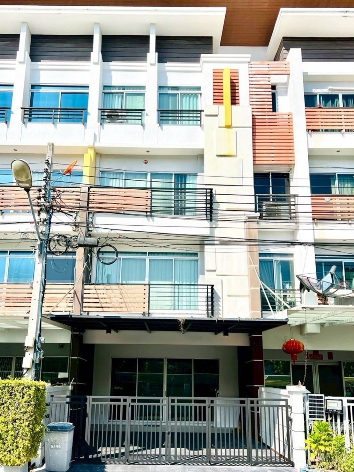 ให้เช่าทาวน์โฮมลาดกระบัง สุวรรณภูมิ : 🏘️ให้เช่า โฮมออฟฟิศ Biz Townn ศรีนครินทร์46/1 ตรงข้ามพาราไดน์ ใกล้รถไฟฟ้า
