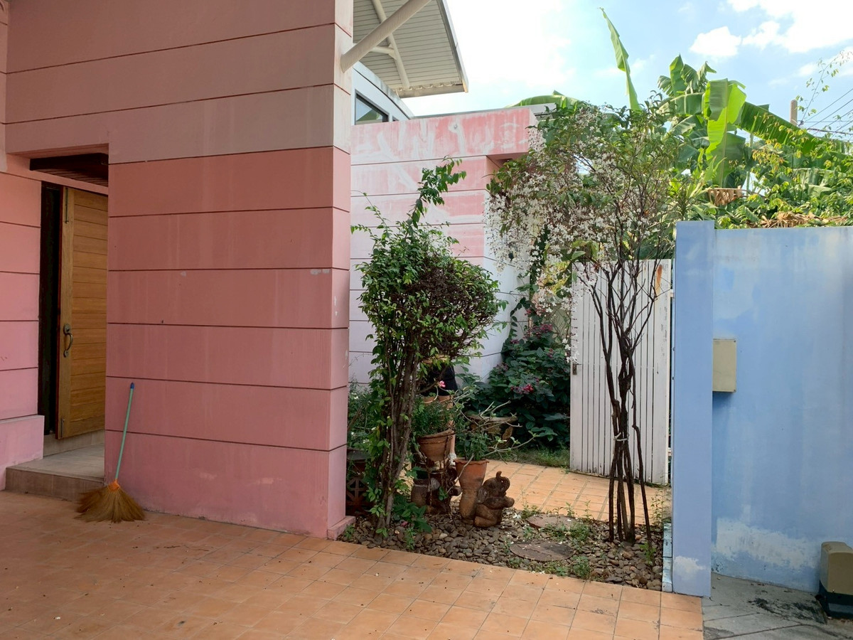 ขายบ้านสะพานควาย จตุจักร : 95774 - ขายบ้านเดี่ยว ในหมู่บ้านสินพัฒนาธานี ซอย 3 ใกล้ตลาดบองมาเช่ 100 ตร.ว. พื้นที่ใช้สอย 282 ตร.ม. บ้านเพดานสูง พร้อมอยู่