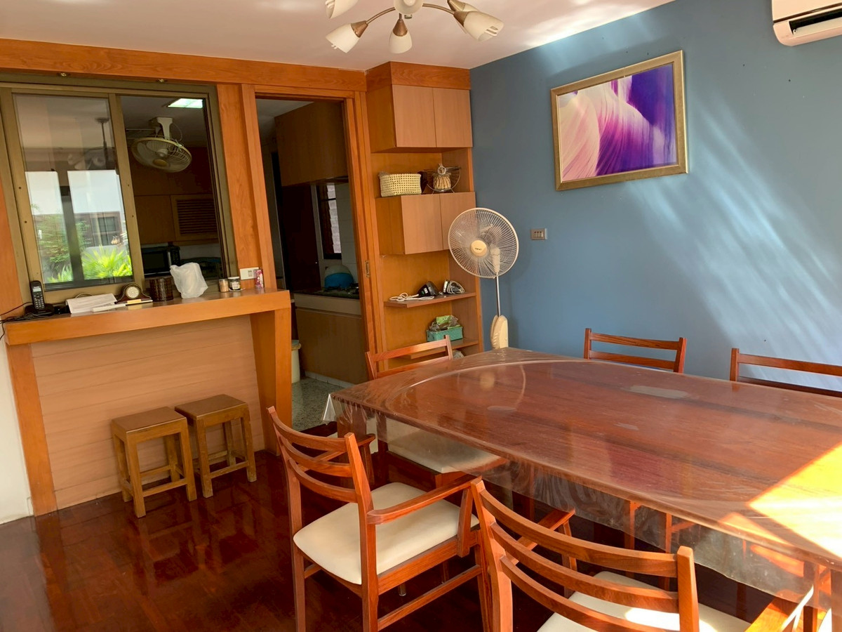 ขายบ้านสะพานควาย จตุจักร : 95774 - ขายบ้านเดี่ยว ในหมู่บ้านสินพัฒนาธานี ซอย 3 ใกล้ตลาดบองมาเช่ 100 ตร.ว. พื้นที่ใช้สอย 282 ตร.ม. บ้านเพดานสูง พร้อมอยู่