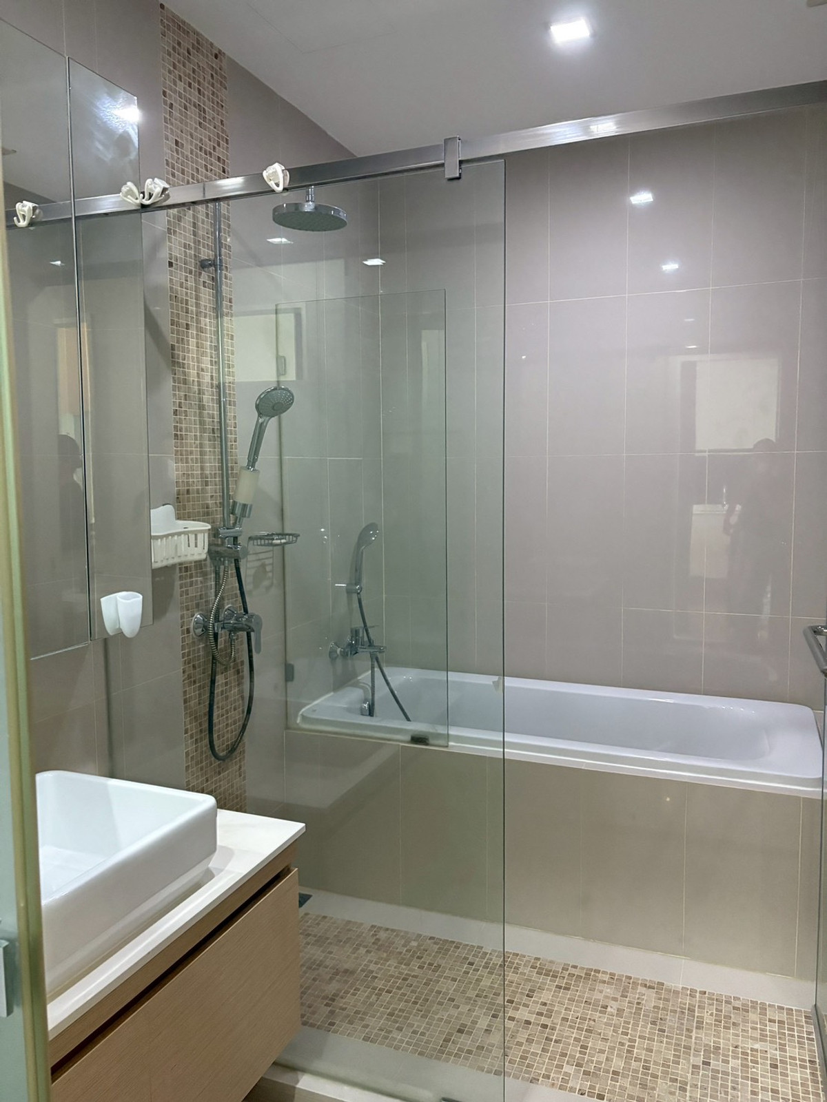 ให้เช่าคอนโดพระราม 9 เพชรบุรีตัดใหม่ RCA : 🔥 [FOR RENT] Q ASOKE – ติด MRT เพชรบุรี 0 เมตร! ห้องกว้าง แต่งครบ พร้อมอยู่ 🔥