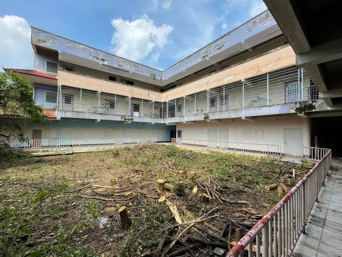 For RentWarehouseBang kae, Phetkasem : Former school building for rent (Bang Waek Road), potential location between Kanchanaphisek Road - Phutthamonthon Sai 2 Road. Opportunity for those looking for a large space to conduct their desired business/project. “The building is ready for use” and ca