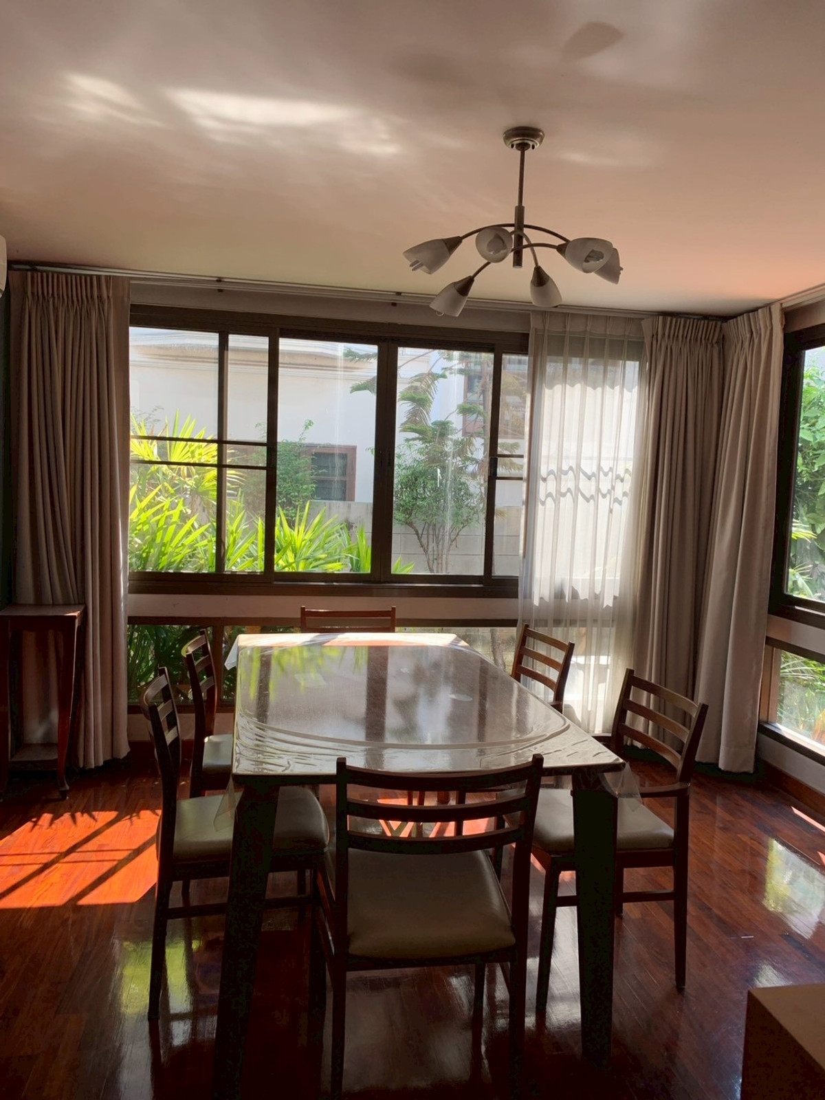 ขายบ้านสะพานควาย จตุจักร : 95774 - ขายบ้านเดี่ยว ในหมู่บ้านสินพัฒนาธานี ซอย 3 ใกล้ตลาดบองมาเช่ 100 ตร.ว. พื้นที่ใช้สอย 282 ตร.ม. บ้านเพดานสูง พร้อมอยู่