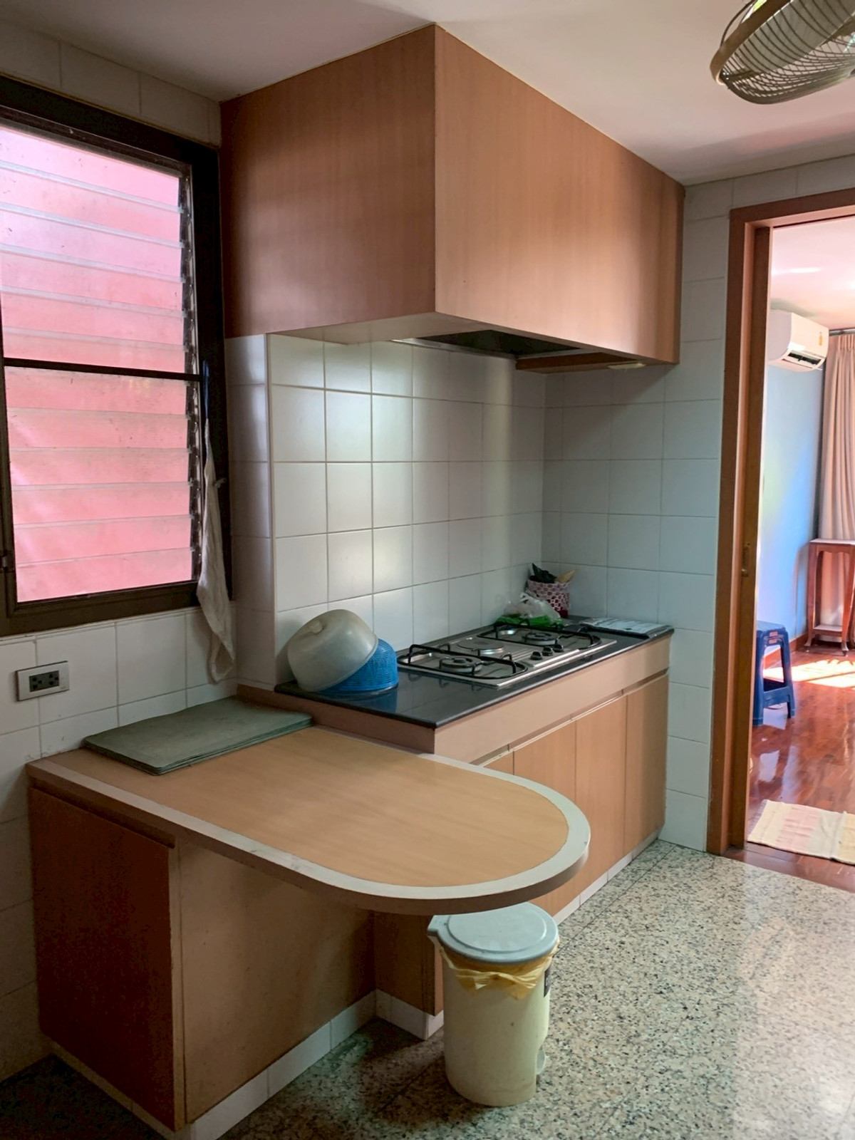 ขายบ้านสะพานควาย จตุจักร : 95774 - ขายบ้านเดี่ยว ในหมู่บ้านสินพัฒนาธานี ซอย 3 ใกล้ตลาดบองมาเช่ 100 ตร.ว. พื้นที่ใช้สอย 282 ตร.ม. บ้านเพดานสูง พร้อมอยู่