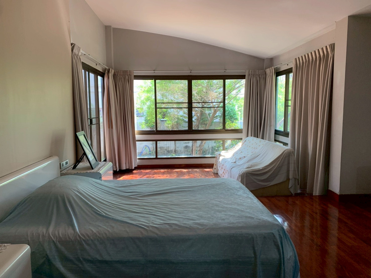 ขายบ้านสะพานควาย จตุจักร : 95774 - ขายบ้านเดี่ยว ในหมู่บ้านสินพัฒนาธานี ซอย 3 ใกล้ตลาดบองมาเช่ 100 ตร.ว. พื้นที่ใช้สอย 282 ตร.ม. บ้านเพดานสูง พร้อมอยู่