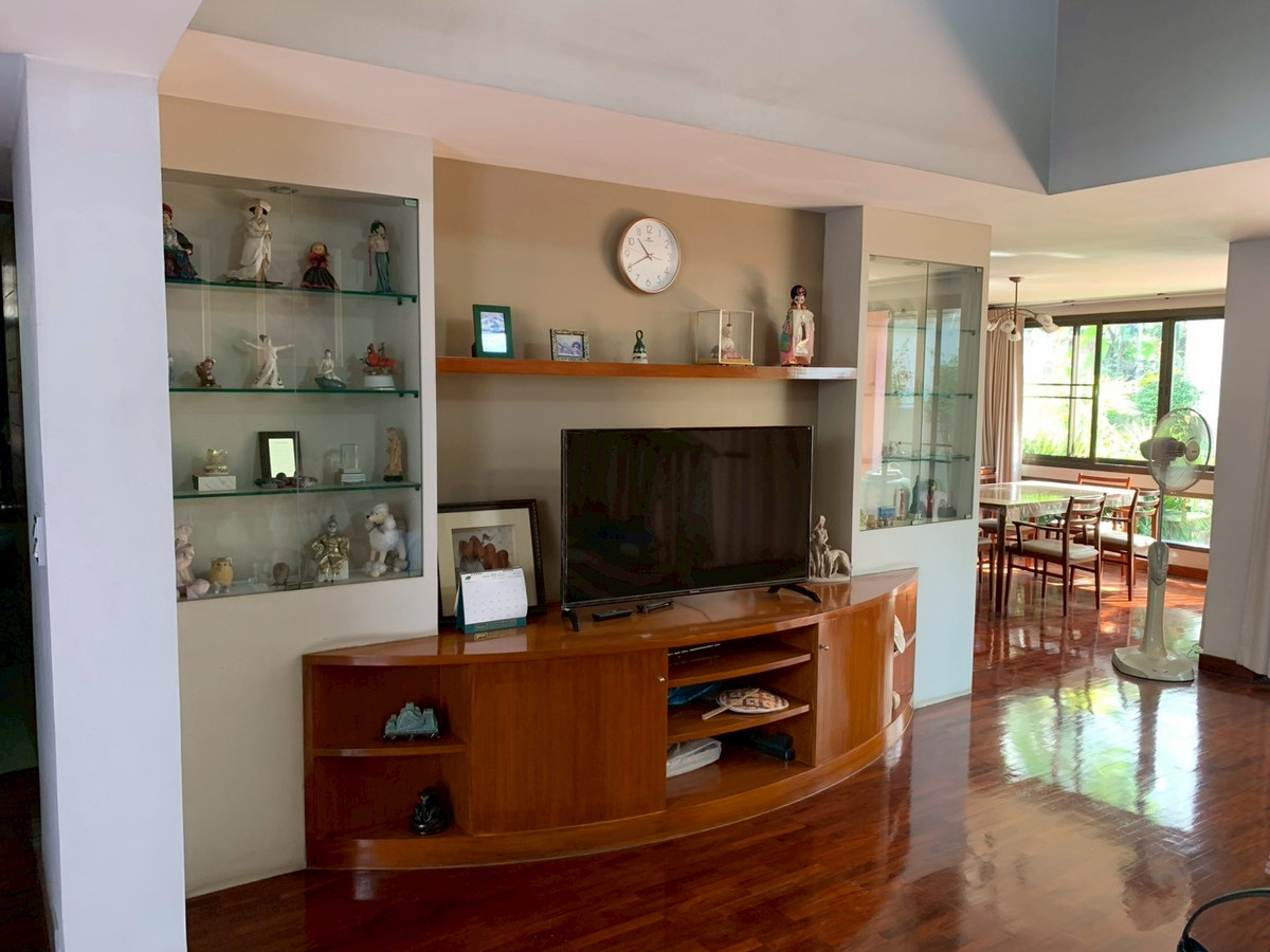 ขายบ้านสะพานควาย จตุจักร : 95774 - ขายบ้านเดี่ยว ในหมู่บ้านสินพัฒนาธานี ซอย 3 ใกล้ตลาดบองมาเช่ 100 ตร.ว. พื้นที่ใช้สอย 282 ตร.ม. บ้านเพดานสูง พร้อมอยู่