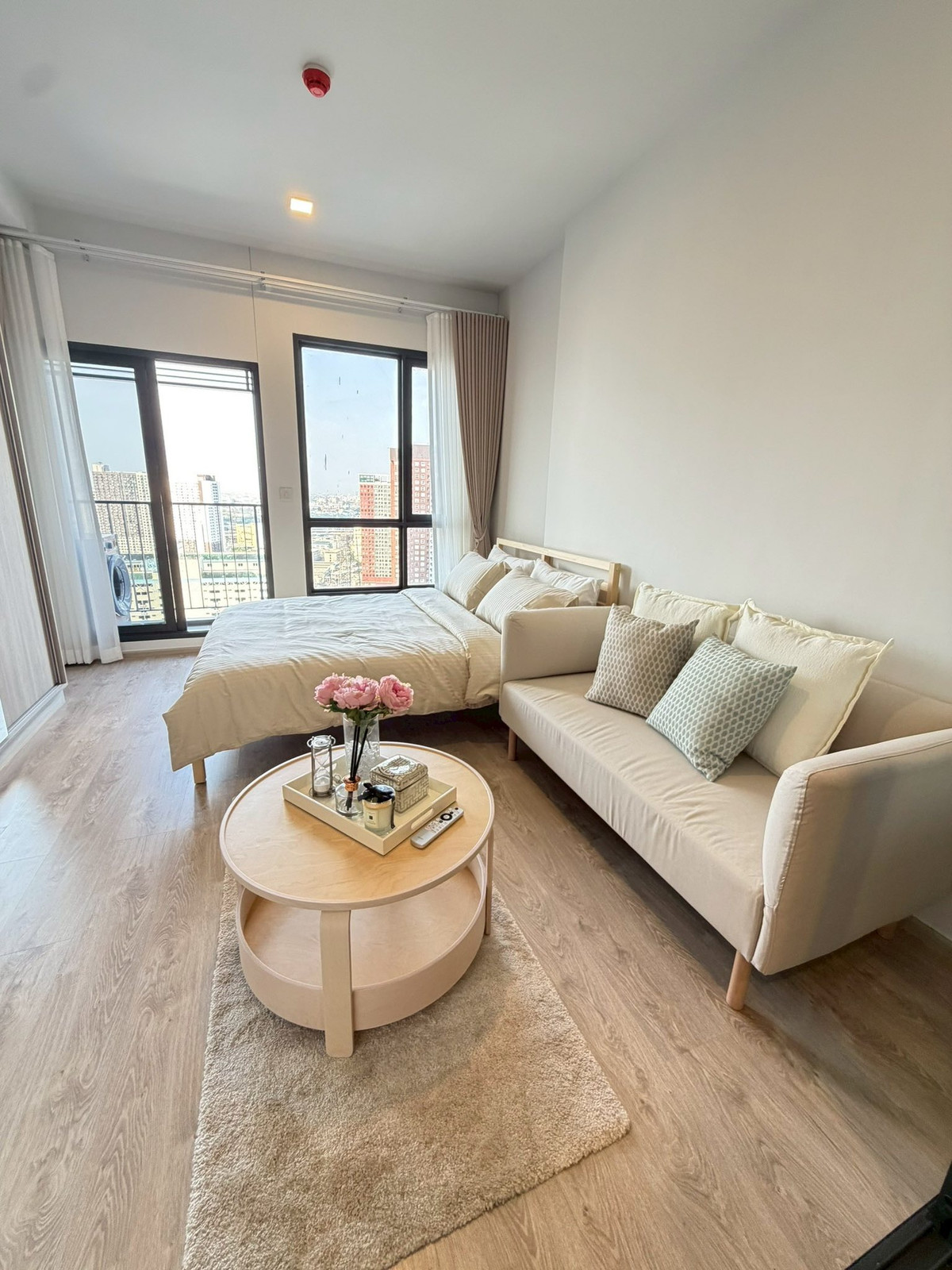 For RentCondoRama9, Petchburi, RCA : "Condo for rent, The Tree Phatthanakan - Ekkamai, good location, near Airport Link Ramkhamhaeng, only 750 meters, complete with furniture and electrical appliances.