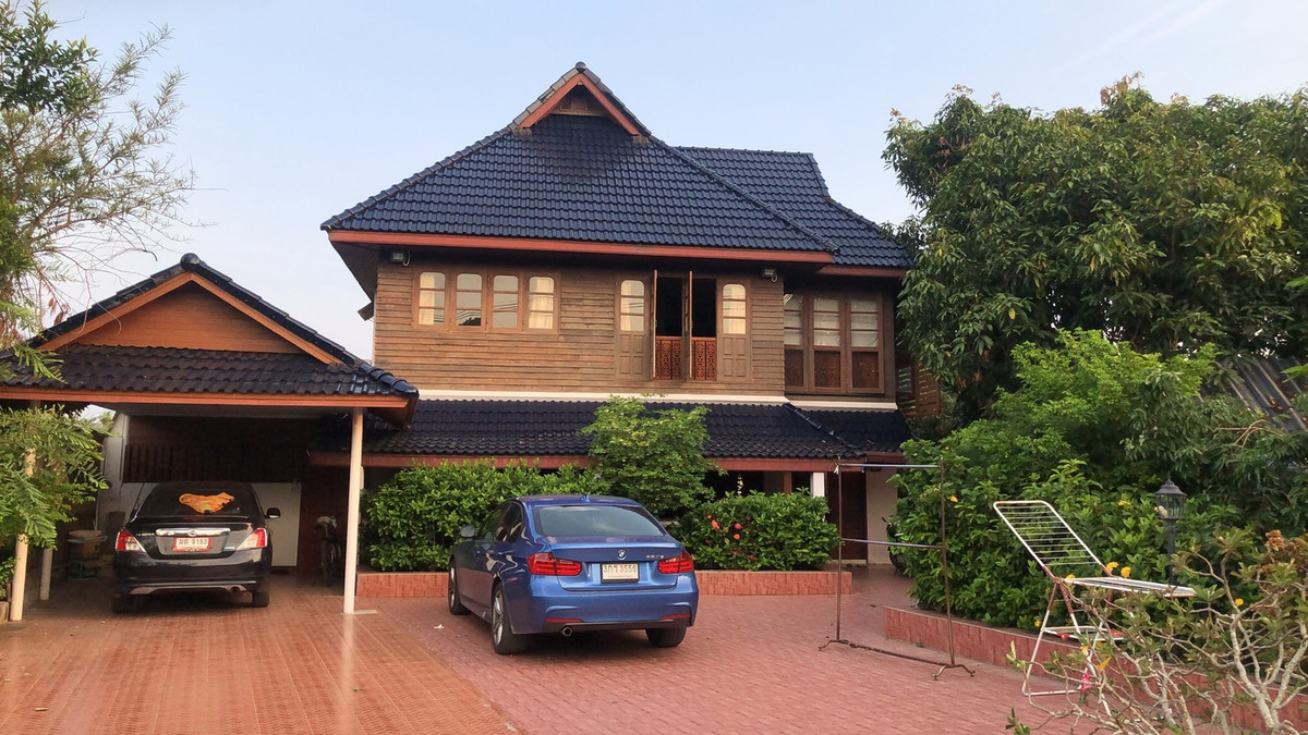 ขายบ้านพะเยา : ขายบ้านเดี่ยว 2 ชั้น ครึ่งตึกครึ่งไม้ ติดถนนติดชุมชน ใจกลางเมือง ใกล้ตลาดตัวเมืองและกว๊านพะเยา ( เจ้าของขายเอง )