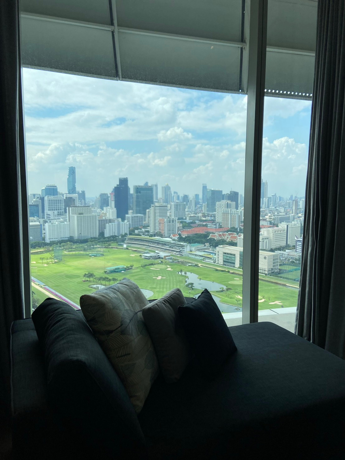 For RentCondoWitthayu, Chidlom, Langsuan, Ploenchit : 🏙 For sale/rent Magnolias Ratchadamri Boulevard🚆 Luxury condo in the heart of the city, near BTS Ratchadamri, only ~260 m.