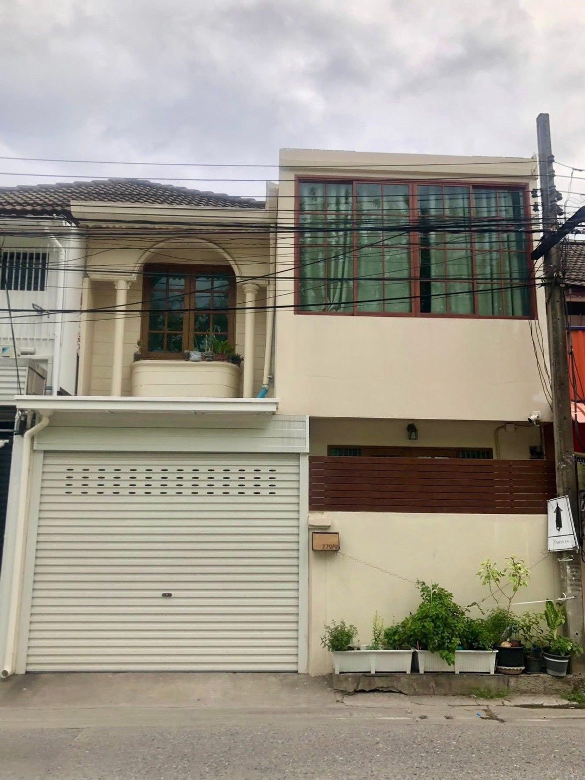 ให้เช่าทาวน์โฮมรัชดา ห้วยขวาง : ให้เช่าทาวน์โฮม 2 ชั้น หมู่บ้านอยู่เจริญ รัชดา18 แอร์เฟอร์นิเจอร์ครบ มี 3 ห้องนอน 2 ห้องน้ำ 1อเนกประสงค์ ราคาเช่าเดือนละ60,000บาท