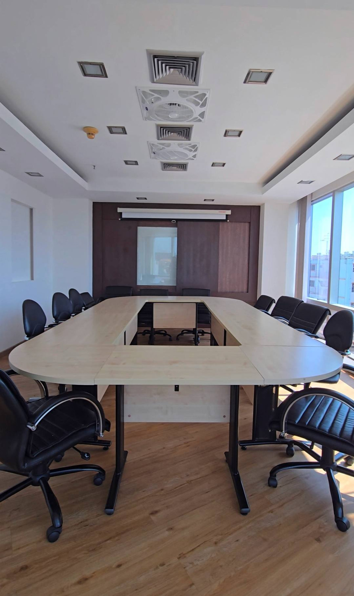 For RentOfficeRatchadapisek, Huaikwang, Suttisan : Office for rent, Forum Building Tower (Forum Tower), office space 127 sq m., 9th floor, only one room on the entire floor, private and can walk to the parking lot. There is a common bathroom + bathroom + built-in kitchen within the office area.