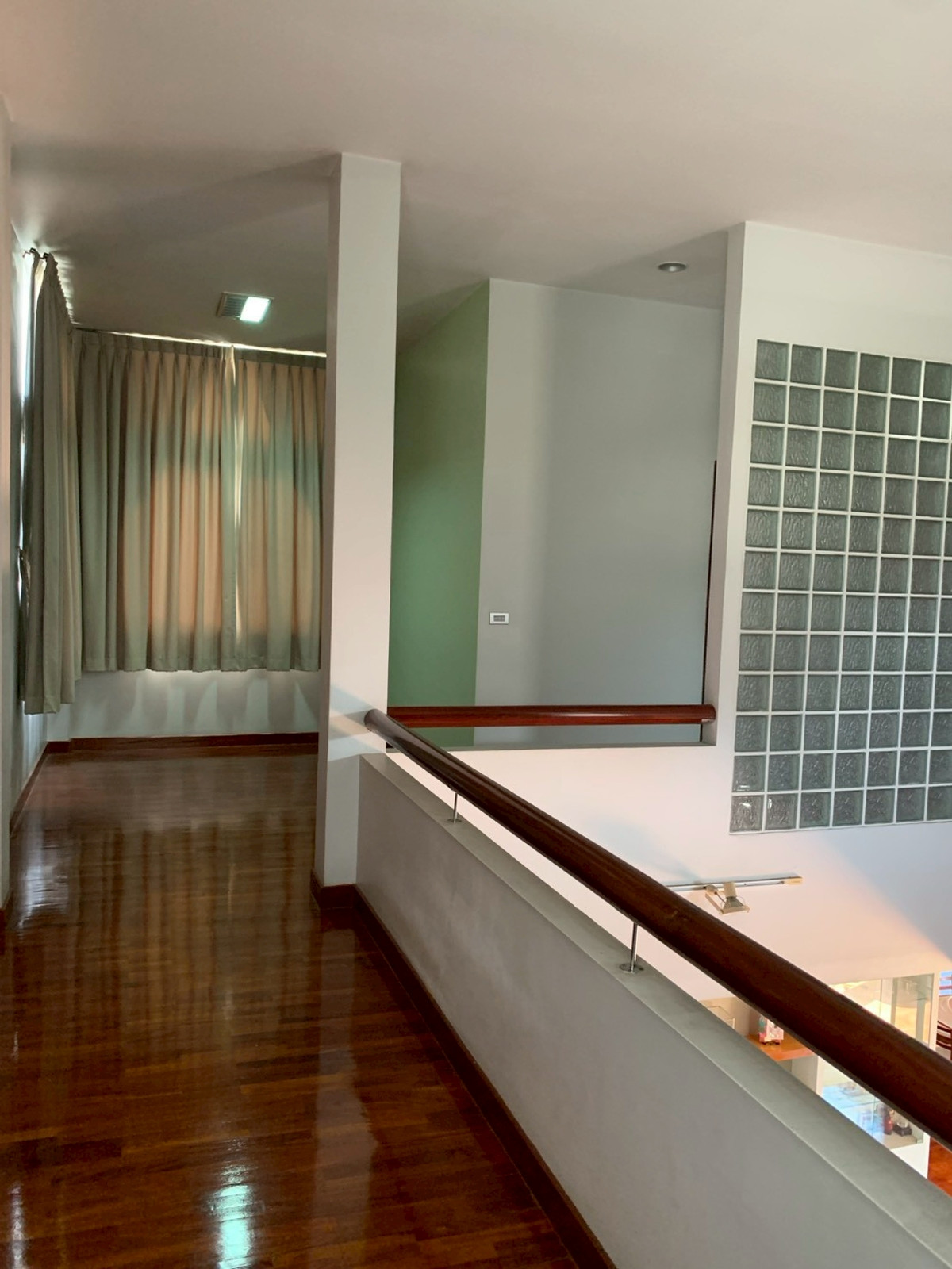 ขายบ้านสะพานควาย จตุจักร : 95774 - ขายบ้านเดี่ยว ในหมู่บ้านสินพัฒนาธานี ซอย 3 ใกล้ตลาดบองมาเช่ 100 ตร.ว. พื้นที่ใช้สอย 282 ตร.ม. บ้านเพดานสูง พร้อมอยู่