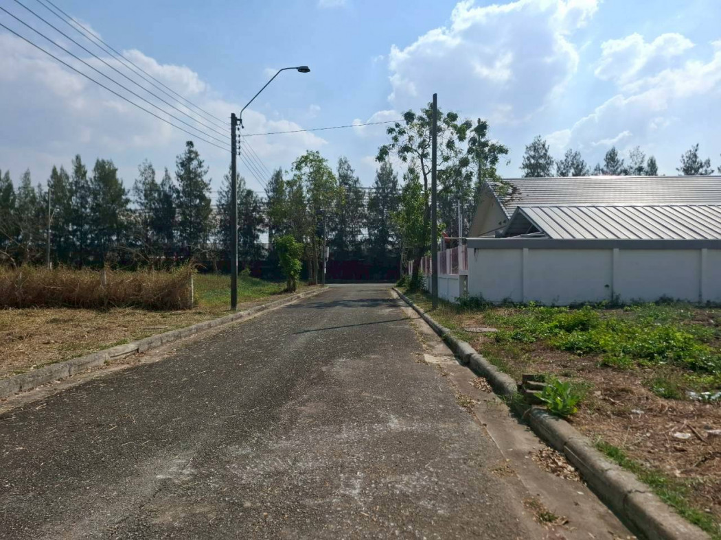 For SaleLandSamut Prakan,Samrong : Land for sale in Lakewood Village, 485 sq.wa, only 2.8 km from Bangna-Trat Road. KK