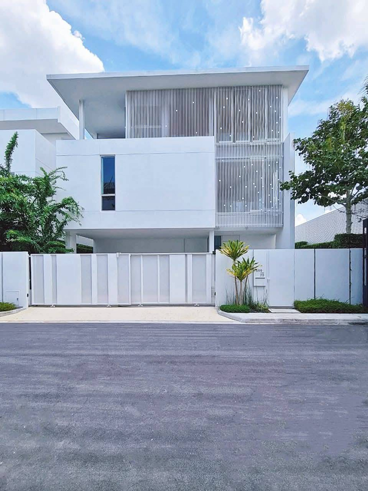 For SaleHouseYothinpattana,CDC : VIVE Ekkamai–Ramintra 3-Storey Detached House with Lift, Fully Furnished Please call: 082-894-4624