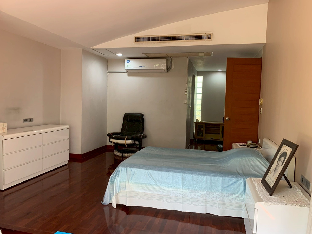 ขายบ้านสะพานควาย จตุจักร : 95774 - ขายบ้านเดี่ยว ในหมู่บ้านสินพัฒนาธานี ซอย 3 ใกล้ตลาดบองมาเช่ 100 ตร.ว. พื้นที่ใช้สอย 282 ตร.ม. บ้านเพดานสูง พร้อมอยู่