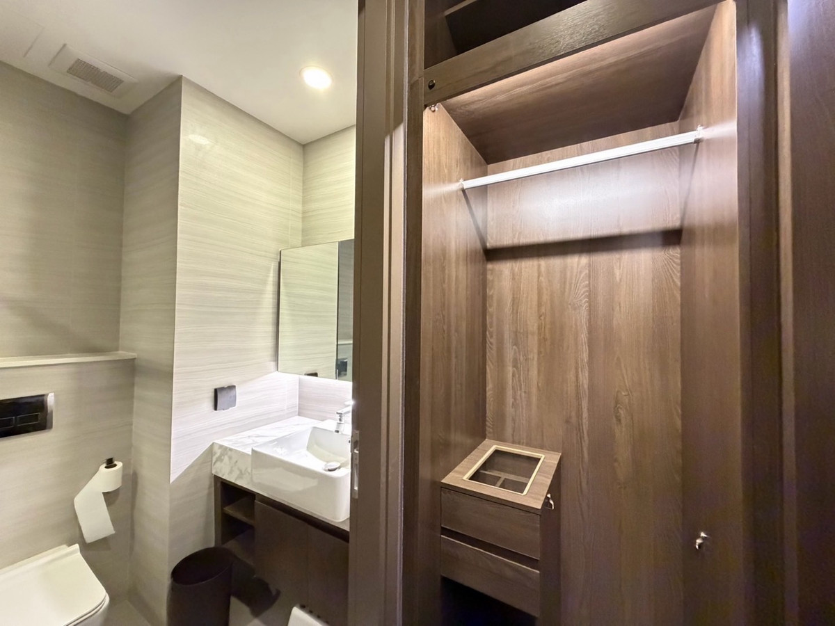 For RentCondoSukhumvit, Asoke, Thonglor : 🤎✨Beautiful, classic, luxurious room, ready to move in, fully furnished, Park Origin Condo Thonglor, 1 bedroom, 1 bathroom, electric curtains, has a bathtub, good location in the heart of Soi Thonglor, convenient travel, with Alphard car to pick up and dr