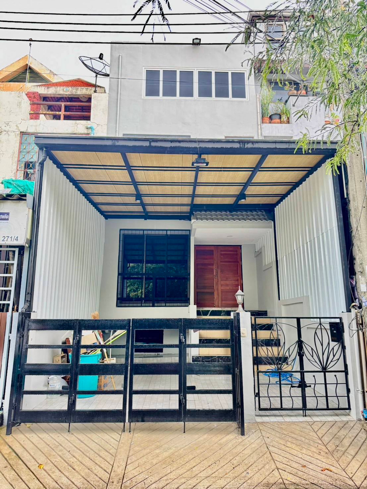 For RentTownhomeLadprao101, Happy Land, The Mall Bang Kapi : 2-story townhome for rent Renovated the whole house. Lat Phrao Road 101 Near MRT Lat Phrao 5 air conditioners, partially furnished, 4 bedrooms, 1 meeting room, 5 bathrooms, rental price 35,000 baht.