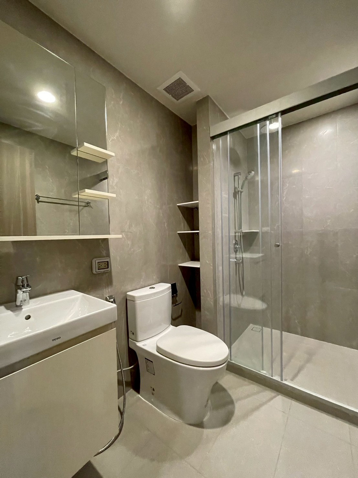 For SaleCondoSathorn, Narathiwat : The Issara Sathorn special price 5.25 million baht* (normal price 7.3 MB*)