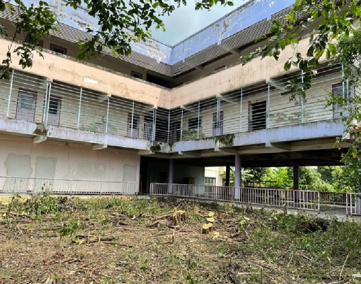 ให้เช่าที่ดินพุทธมณฑล ศาลายา : For Rent ให้เช่าที่ดินพร้อมสิ่งปลูกสร้างอาคารเก่า 3 ชั้น รูปตัว U / ทำเลศักยภาพ ถนนบางแวก / ระหว่างถนนกาญจนาภิเษก – ถนนพุทธมณฑลสาย 2 / พื้นที่ดิน 1.5 ไร่ / พื้นที่อาคาร 1800 ตารางเมตร / จอดรถ 20 คัน / เหมาะหลากหลายธุรกิจ