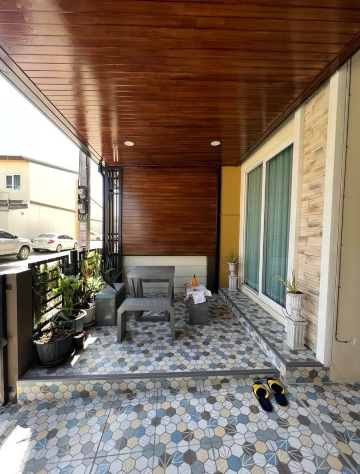 For RentHouseLadkrabang, Suwannaphum Airport : For rent: Golden Town Chaloem Phrakiat-Suan Luang.