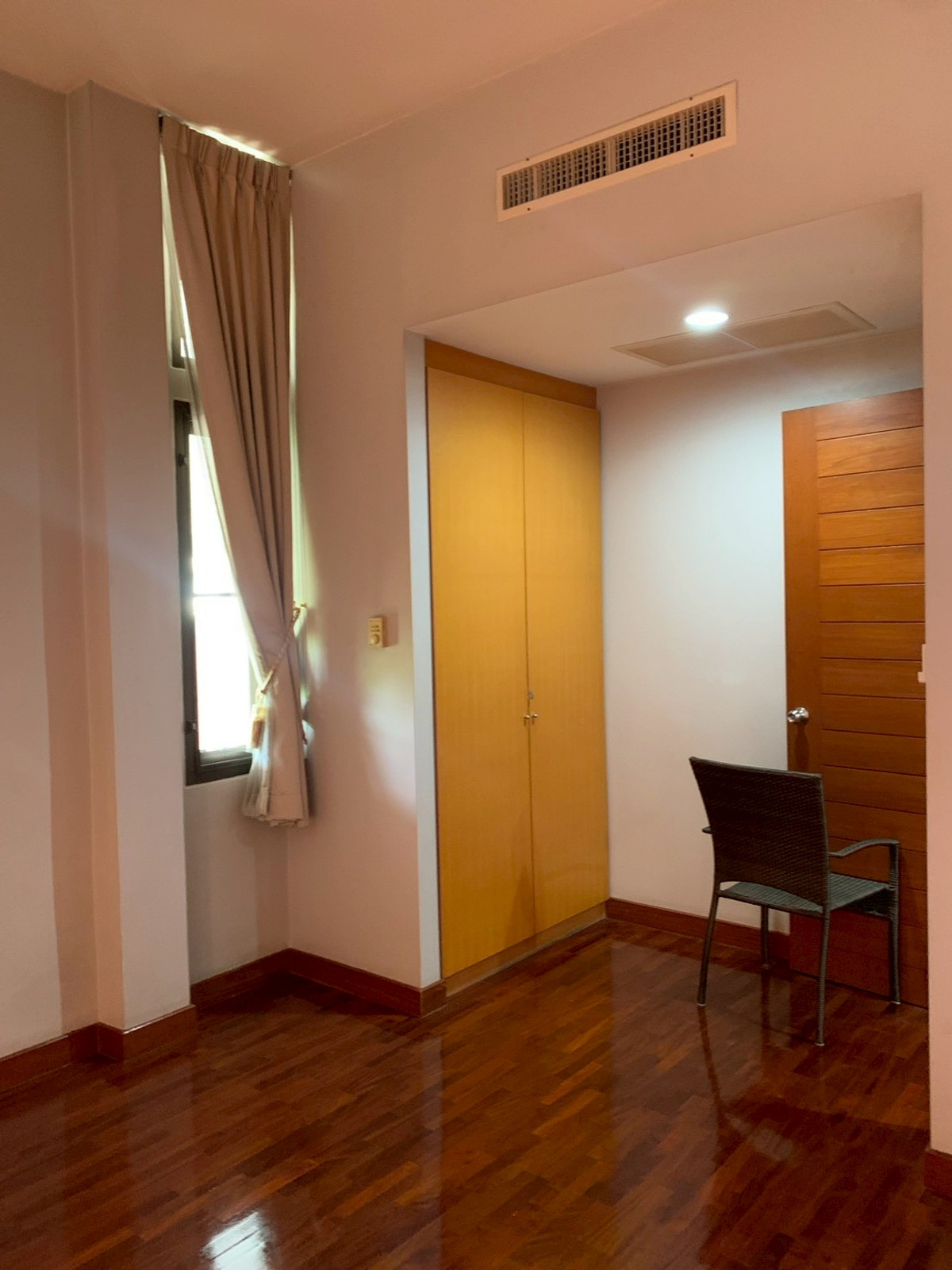 ขายบ้านสะพานควาย จตุจักร : 95774 - ขายบ้านเดี่ยว ในหมู่บ้านสินพัฒนาธานี ซอย 3 ใกล้ตลาดบองมาเช่ 100 ตร.ว. พื้นที่ใช้สอย 282 ตร.ม. บ้านเพดานสูง พร้อมอยู่