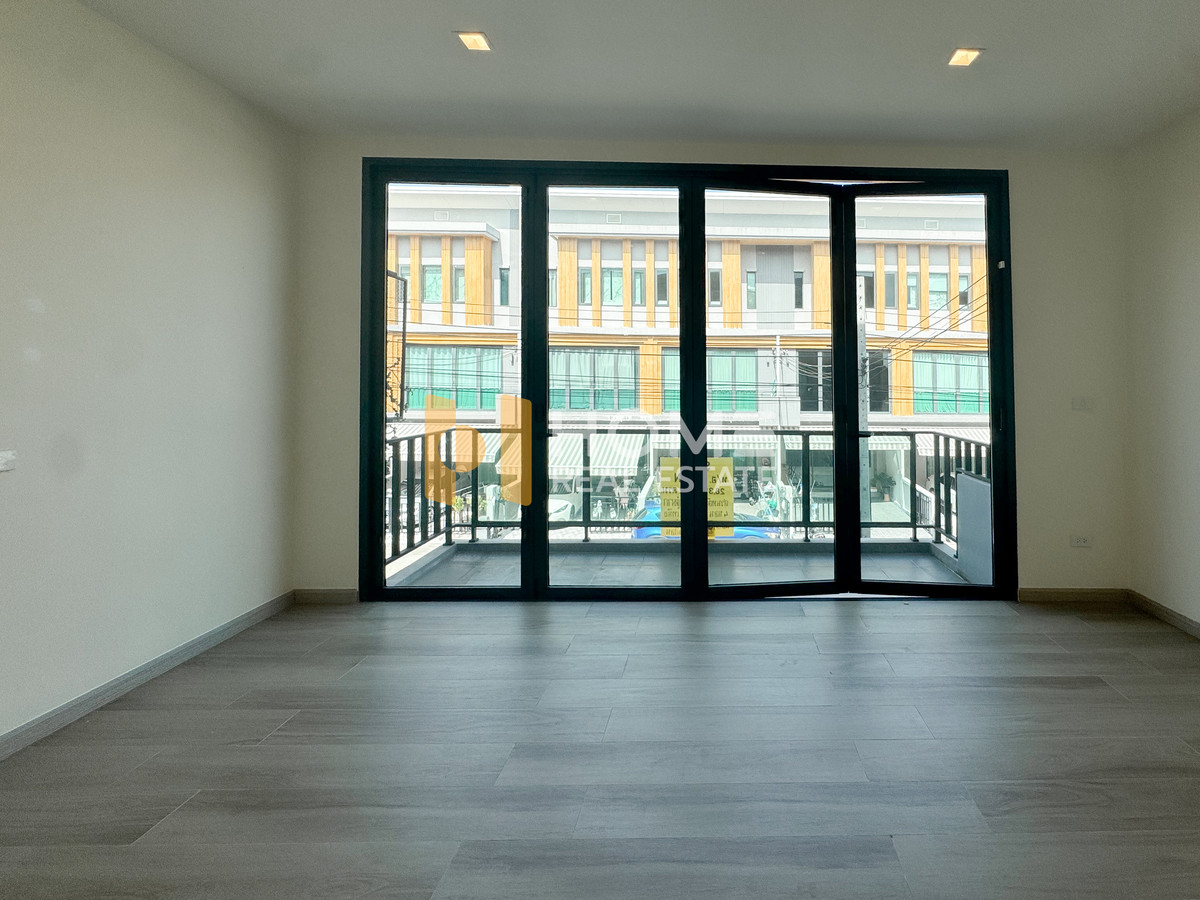 ขายทาวน์โฮมพัฒนาการ ศรีนครินทร์ : ขายด่วน ราคาดีสุดในโครงการ บนที่ดินใหญ่ 28 ตารางวา  🔥 ไอเจ้นท์ พรีเมียม ทาวน์โฮม พัฒนาการ / 3 ห้องนอน (ขาย), Eigen Premium Townhome Pattanakarn / 3 Bedrooms (FOR SALE) FON263